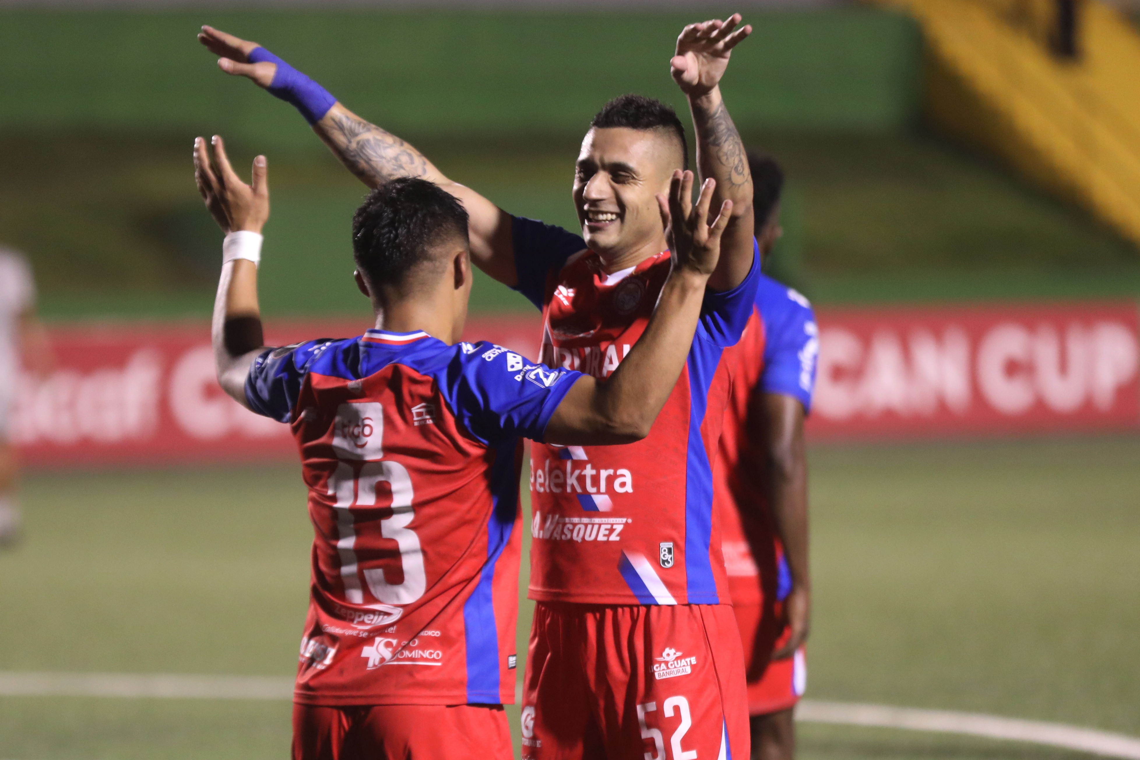 AME8191. CIUDAD DE GUATEMALA (GUATEMALA), 06/08/2025.- Jorge Aparicio de Xelajú MC celebra un gol con Widvin Tebalán (espaldas) ante CD Águila este miércoles, en un partido por la Copa Centroamericana de Concacaf en el estadio Cementos Progreso, en Ciudad de Guatemala (Guatemala). EFE / Fernando Ruiz