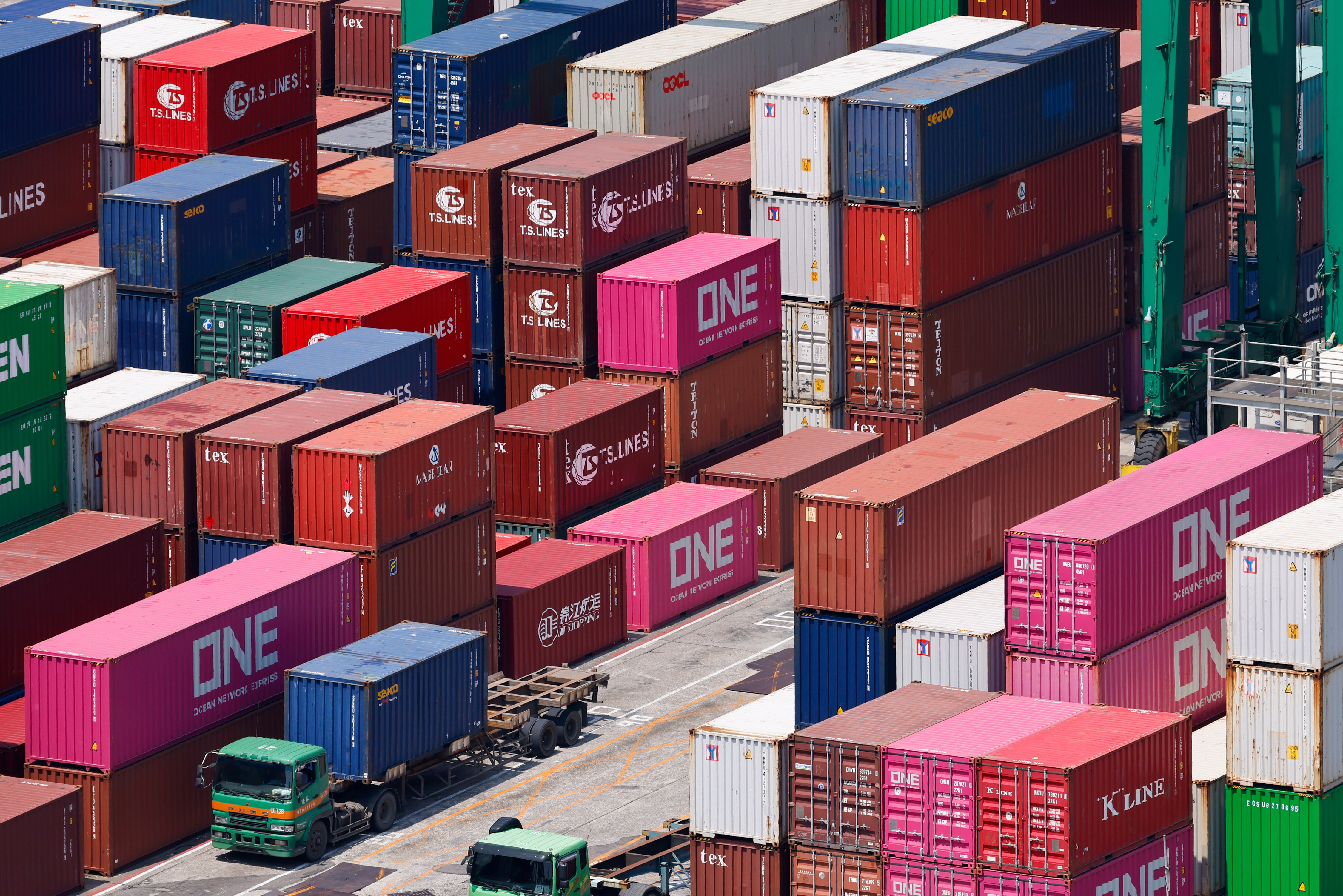 FOTODELDÍA TAIPÉI (Taiwán), 07/08/2025.- Vista de contenedores en el puerto de la ciudad de Keelung, Taiwán. El 6 de agosto, el presidente estadounidense, Donald Trump, anunció la intención de Estados Unidos de imponer un arancel de aproximadamente el 100 % a las importaciones de chips semiconductores, con exenciones para las empresas que están construyendo o se han comprometido a construir plantas de fabricación en Estados Unidos. EFE/ Ritchie B. Tongo
