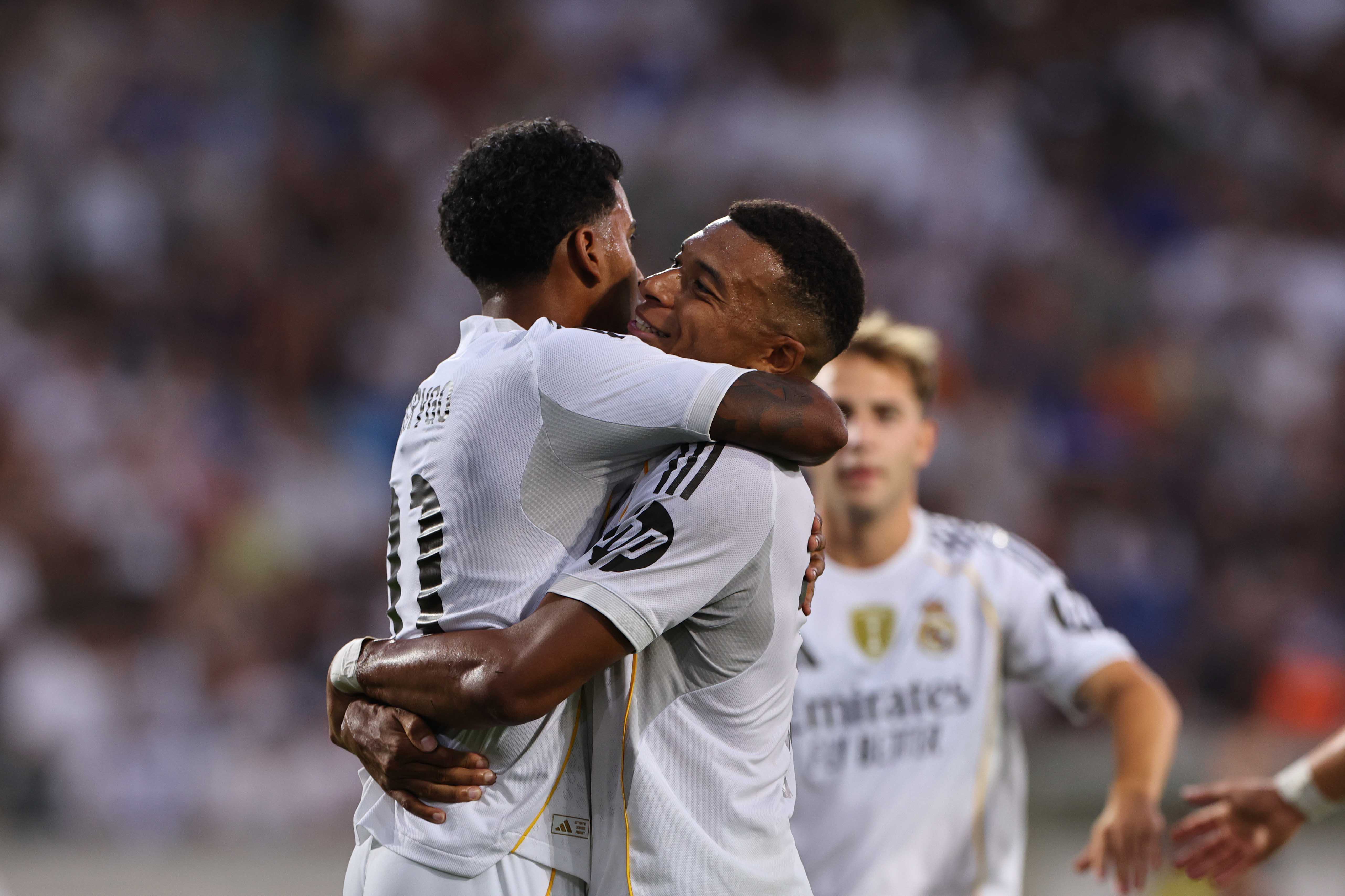 Rodrygo celebra con Kylian Mbappe después de anotar el 0-4 ante el WSG Tirol. (Foto Prensa Libre: EFE).