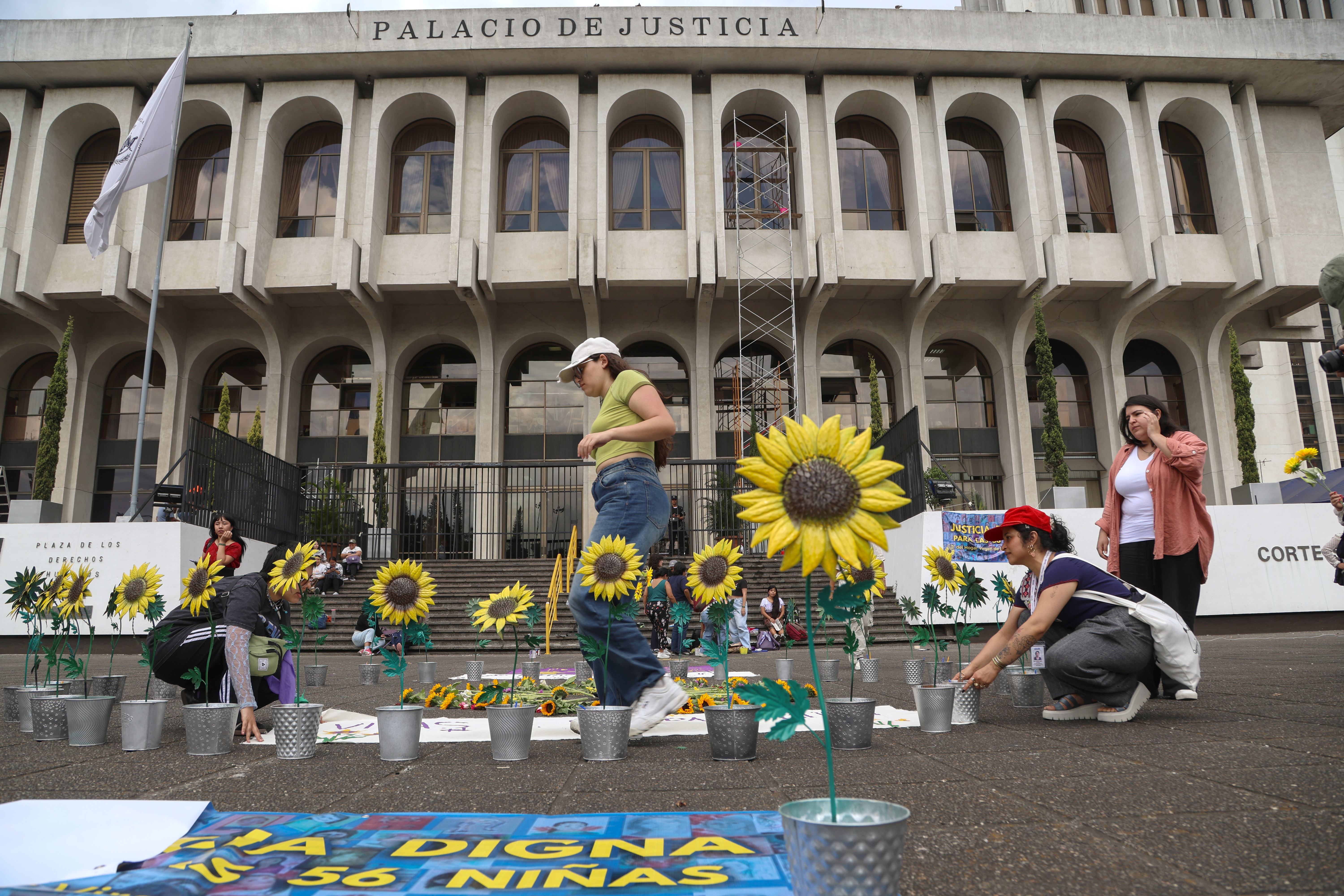 AME9508. CIUDAD DE GUATEMALA (GUATEMALA), 12/08/2025.- Organizaciones civiles de mujeres realizan un acto de apoyo a familiares y sobrevivientes del incendio ocurrido en el refugio Hogar Seguro Virgen de la Asunción este martes, a las afueras del Palacio de Justicia, en Ciudad de Guatemala (Guatemala). La decisión del proceso judicial declaró como culpables a cuatro exfuncionarios del delito de homicidio culposo por la muerte de 41 niñas en un hogar estatal en 2017, que fallecieron quemadas mientras estaban recluidas bajo llave en un aula. EFE/ Mariano Macz.