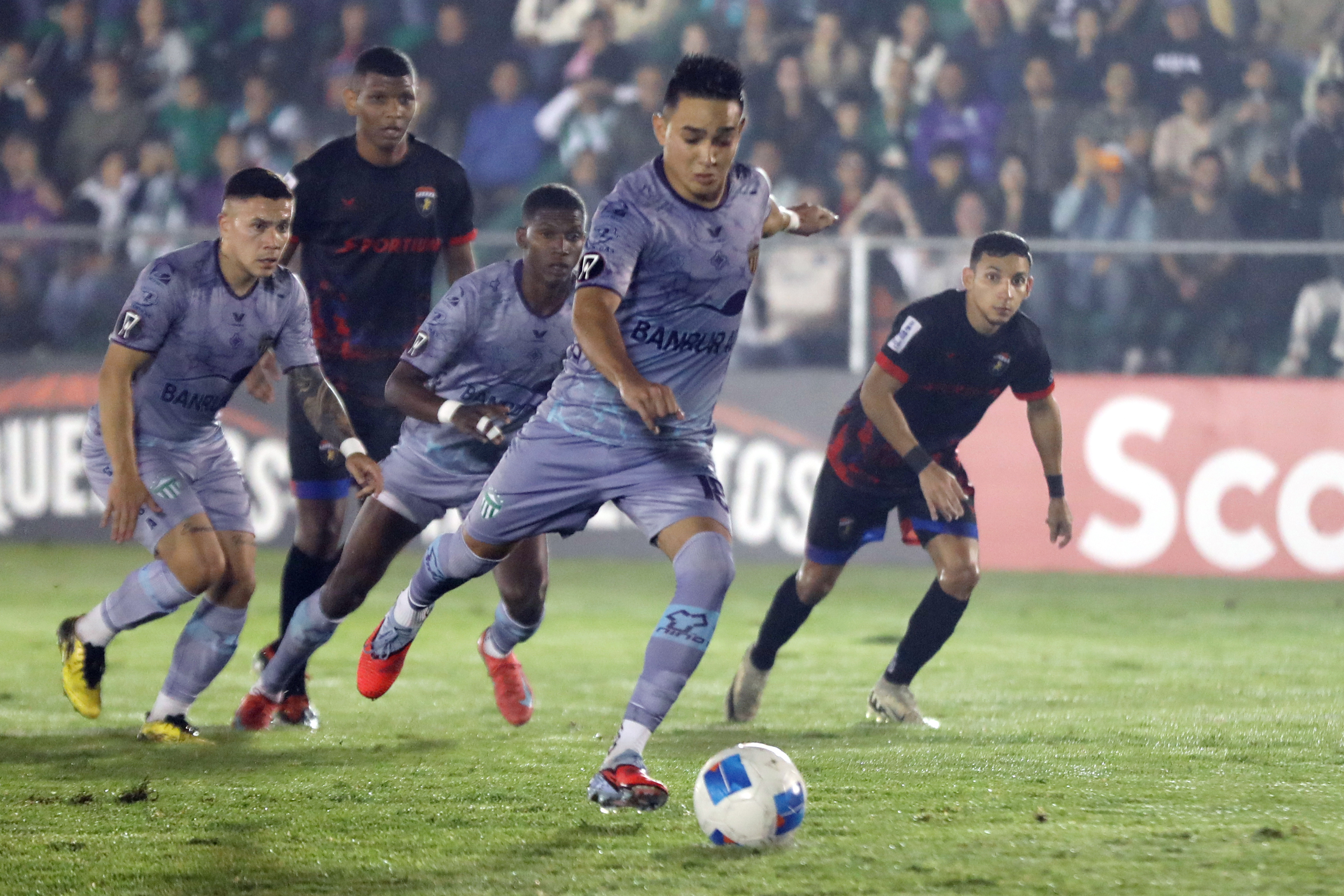 Óscar Santis de Antigua GFC patea un penalti ante Plaza Amador en la Copa Centroamericana de la Concacaf.