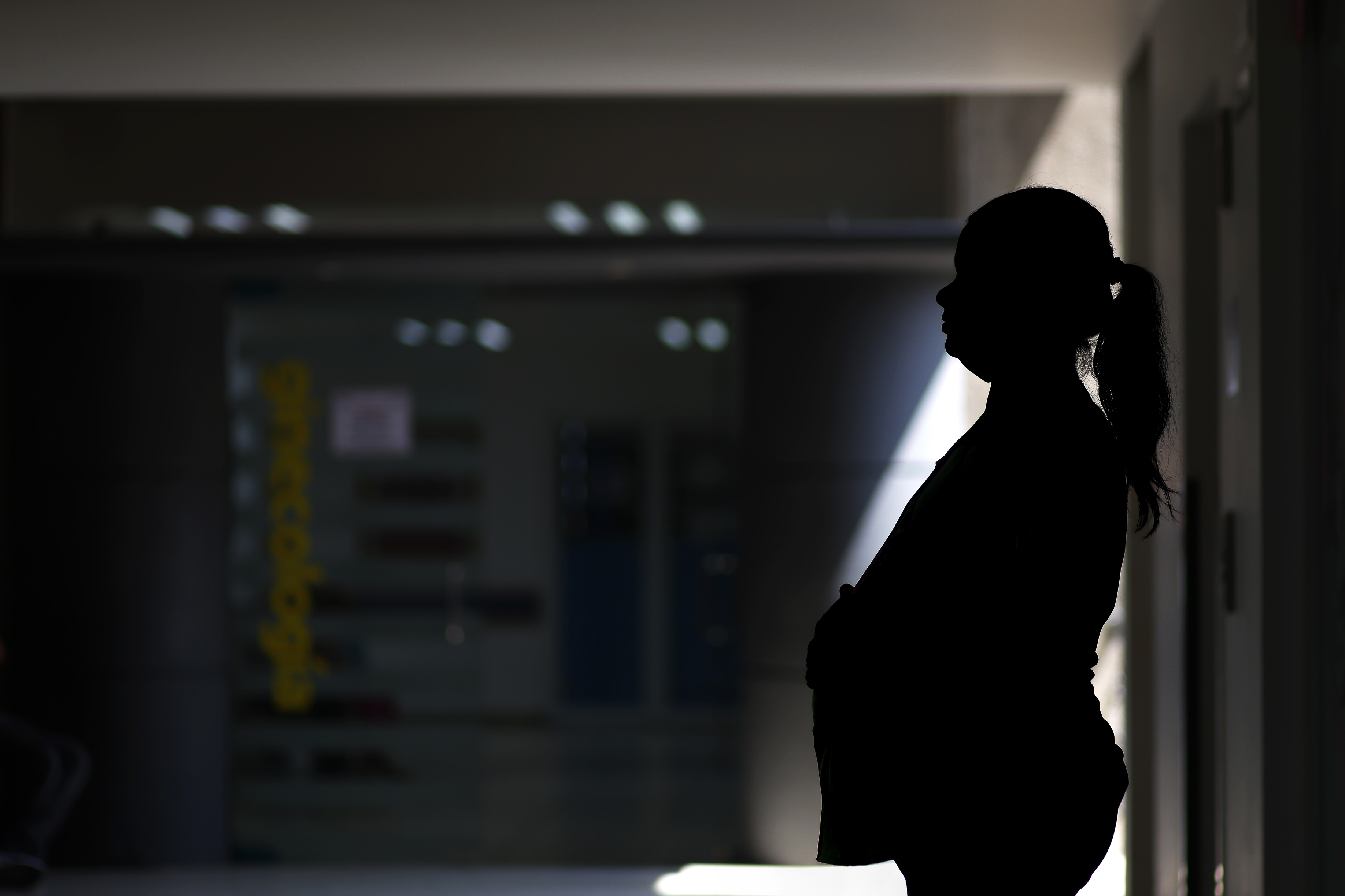 MEX036. GUADALAJARA (MÉXICO), 14/08/2025.- Fotografía que muestra a una mujer embarazada este jueves, en el Hospital Civil Fray Antonio Alcalde en Guadalajara (México). La falta de educación sexual integral desde la niñez y la tolerancia hacia las relaciones con edades desiguales son factores para un aumento del embarazo adolescente en México, la mayoría de ellos por violencia sexual, coinciden expertas. EFE/ Francisco Guasco