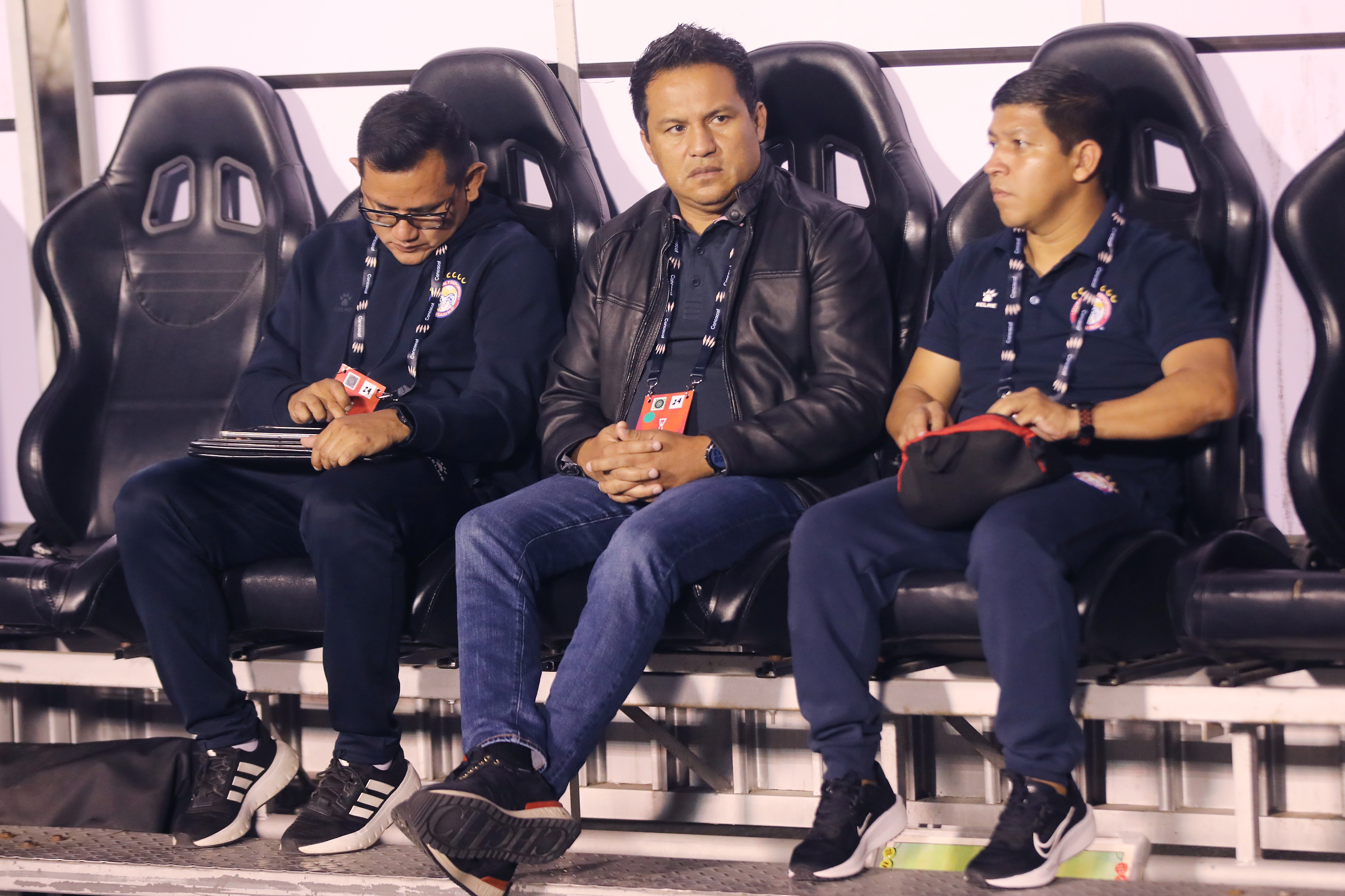 AME275. CIUDAD DE GUATEMALA (GUATEMALA), 14/08/2025.- El entrenador de Xelajú MC, Amarini Villatoro (c), reacciona este jueves, en un partido por la Copa Centroamericana de Concacaf entre Xelajú MC y Real Estelí en el estadio Cementos Progreso en Ciudad de Guatemala (Guatemala). EFE/ Fernando Ruiz