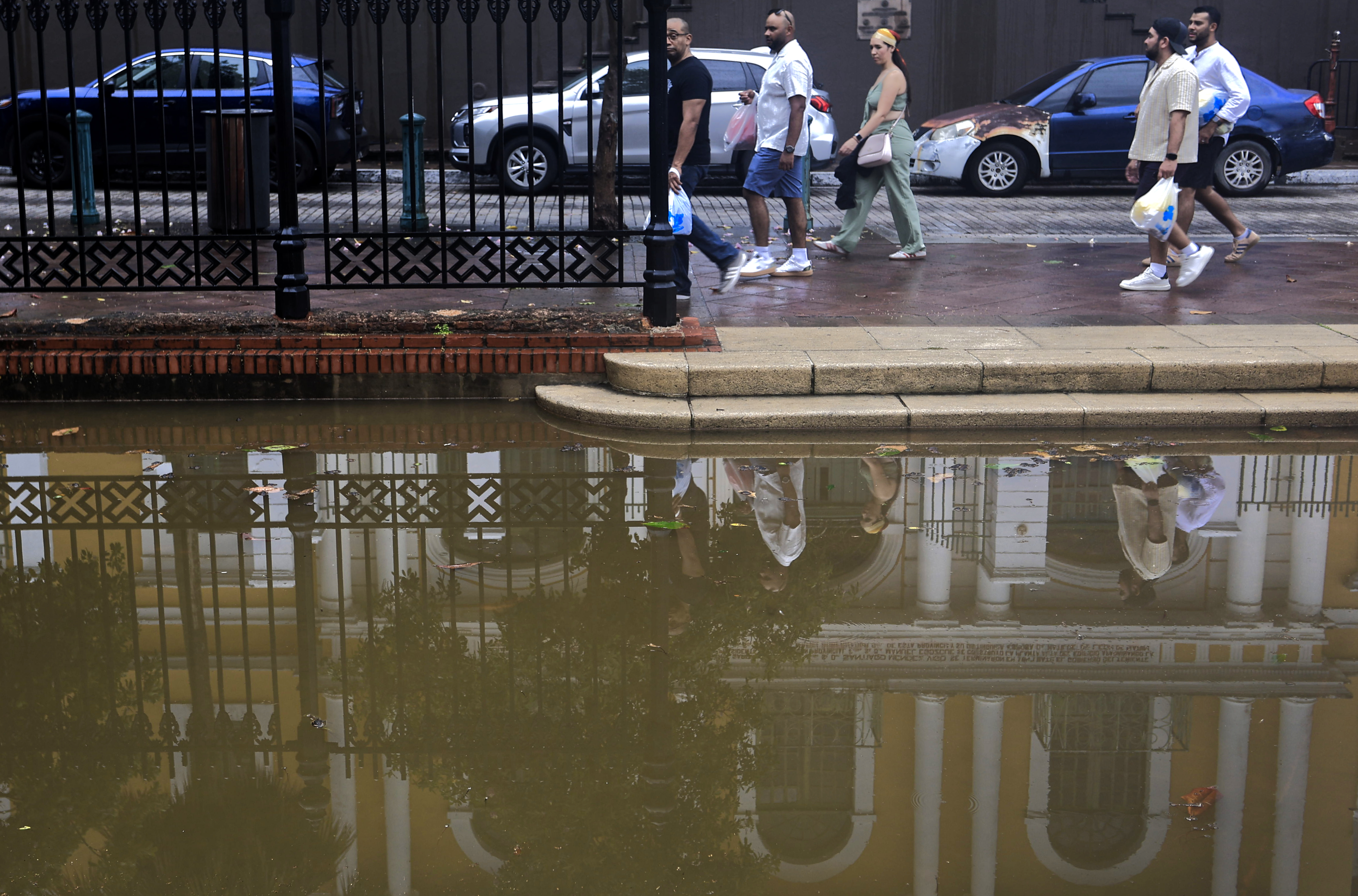 Una plaza inundada tras el paso cercano de Erin en San Juan, Puerto Rico se inundó. (Foto Prensa Libre: EFE)