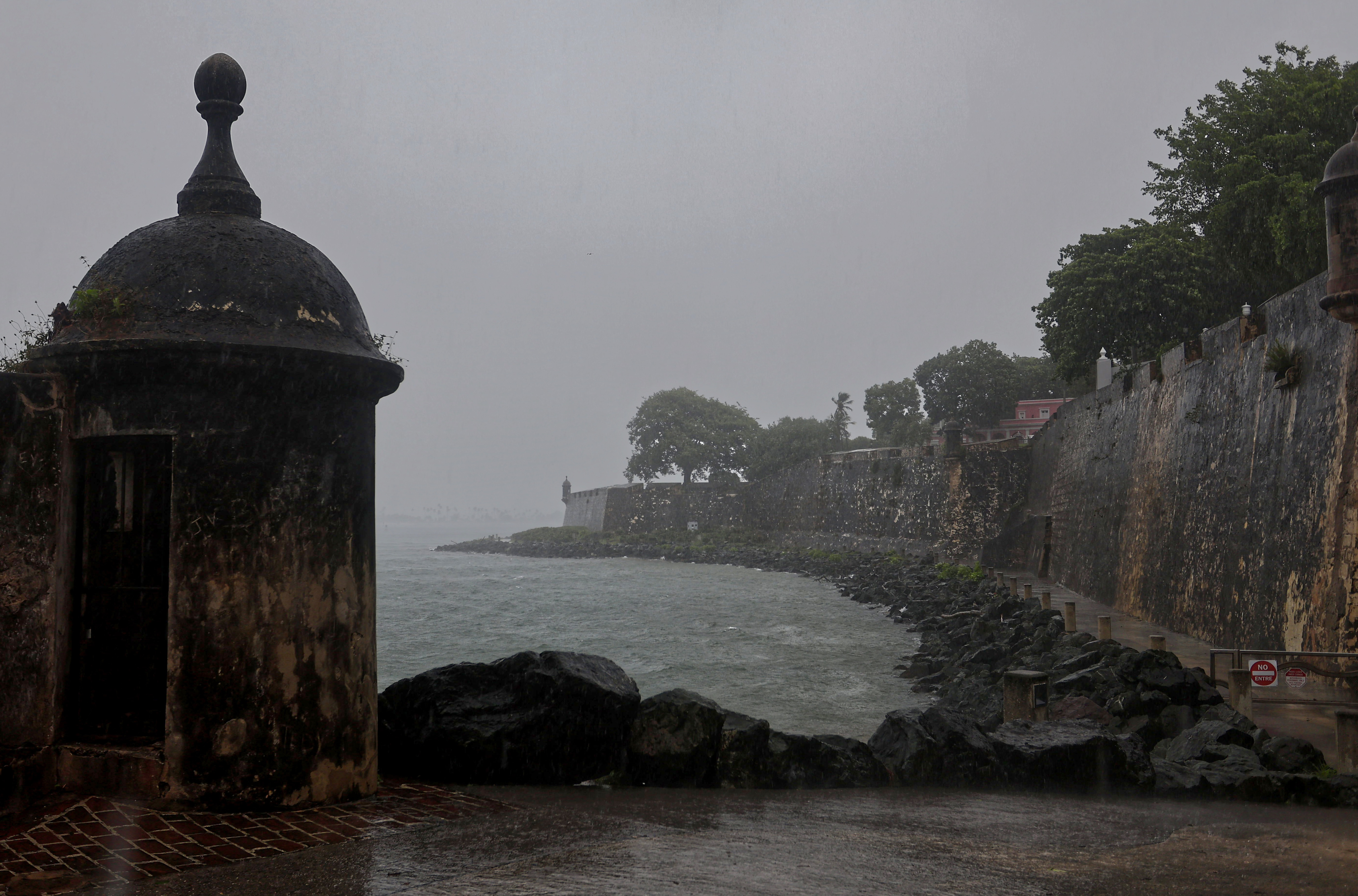El huracán Erin produjo fuertes lluvias con cantidades de hasta 6 pulgadas en varias partes de Puerto Rico. (Foto Prensa Libre: EFE)