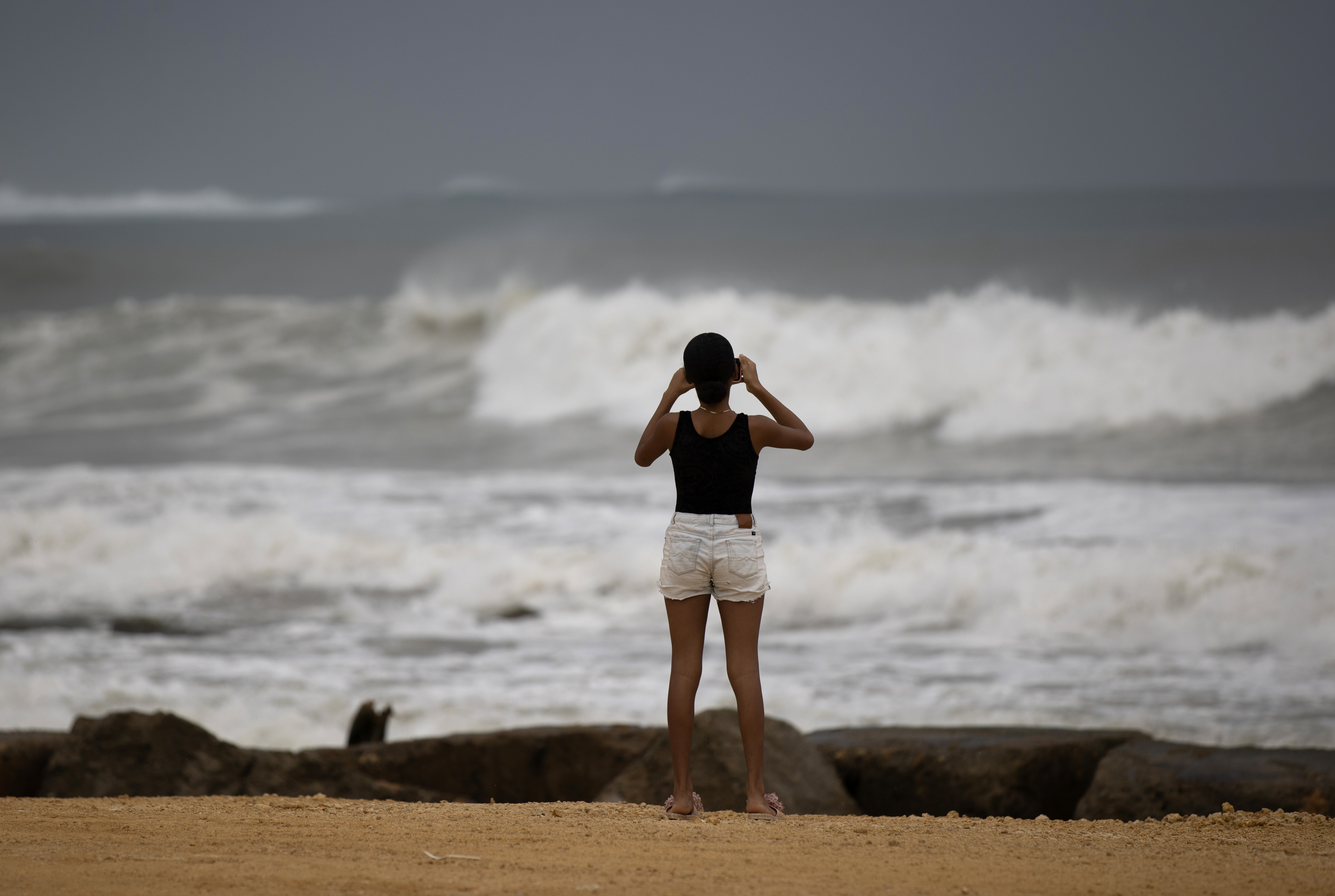 El huracán Erin obligó a cancelar o acortar sus vacaciones en Carolina del Norte, aunque se tiene previsto que la tormenta se mantenga en alta mar después de azotar partes del Caribe con lluvias y viento. (Foto Prensa Libre: EFE)