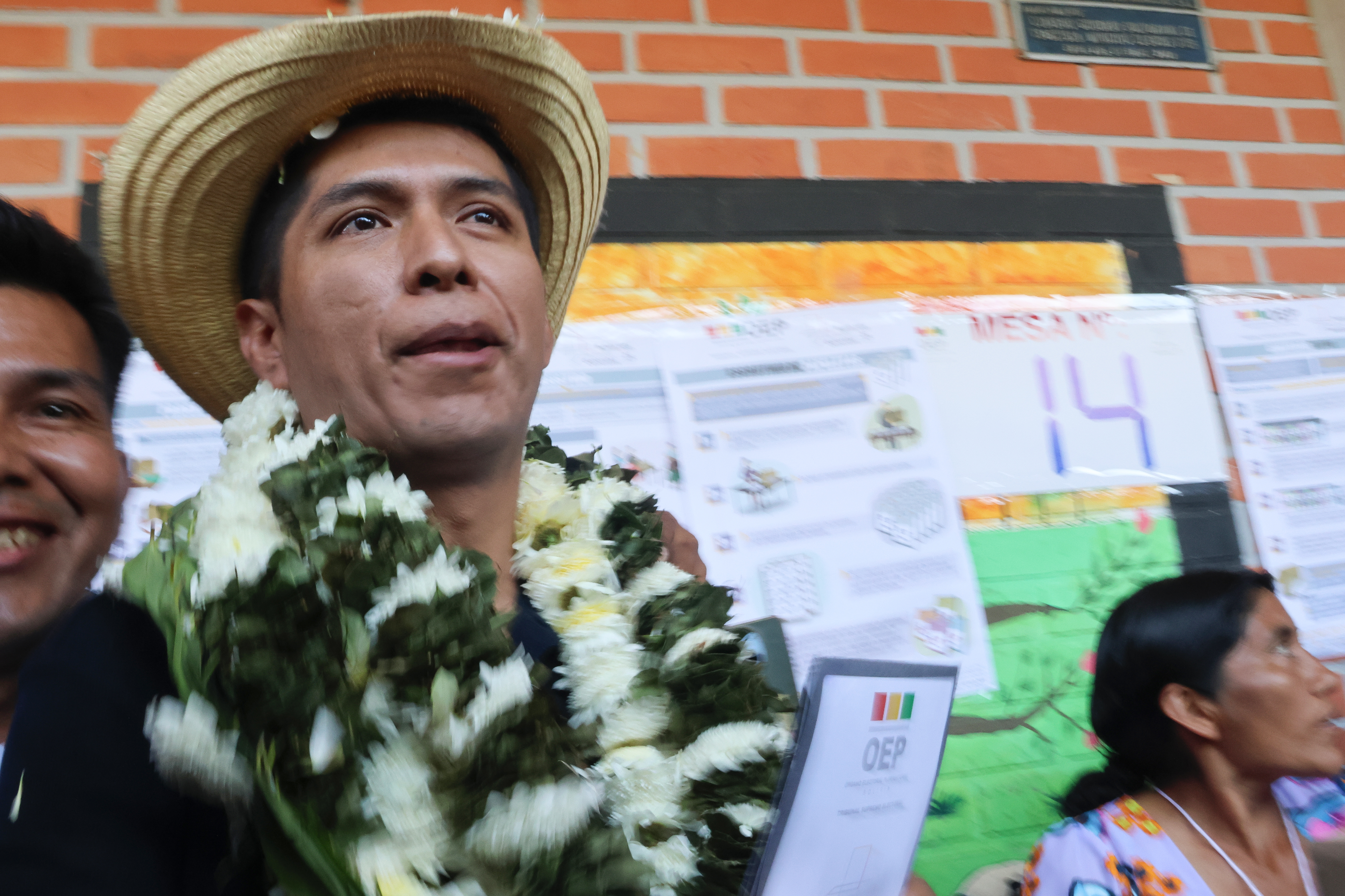El candidato a la Presidencia de Bolivia Andrónico Rodríguez por Alianza Popular vota este domingo, en Entre Ríos, Bolivia. (Foto Prensa Libre: EFE)