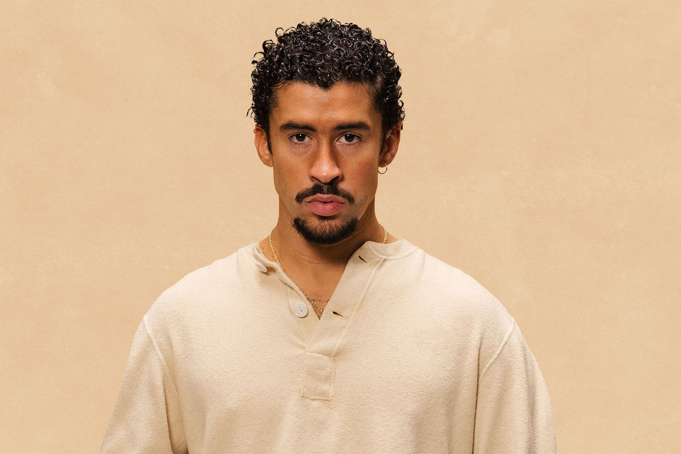 AME1361. MIAMI (ESTADOS UNIDOS), 19/08/2025.- Fotografía sin fecha cedida por TelevisaUnivision del cantante de Puerto Rico Bad Bunny posando en Miami (Estados Unidos). Bad Bunny y Danny Ocean encabezan con seis nominaciones cada uno la lista de los postulados a Premios Juventud, que se celebrarán por primera vez en Panamá, el próximo 25 de septiembre, informó este martes la cadena TelevisaUnivision. Los organizadores detallaron que Anitta, Beéle, Carín León, Emilia, Myke Towers, Netón Vega y Peso Pluma obtuvieron cinco nominaciones cada uno. EFE/ TelevisaUnivision /SOLO USO EDITORIAL/ NO VENTAS/ SOLO DISPONIBLE PARA ILUSTRAR LA NOTICIA QUE ACOMPAÑA (CRÉDITO OBLIGATORIO)