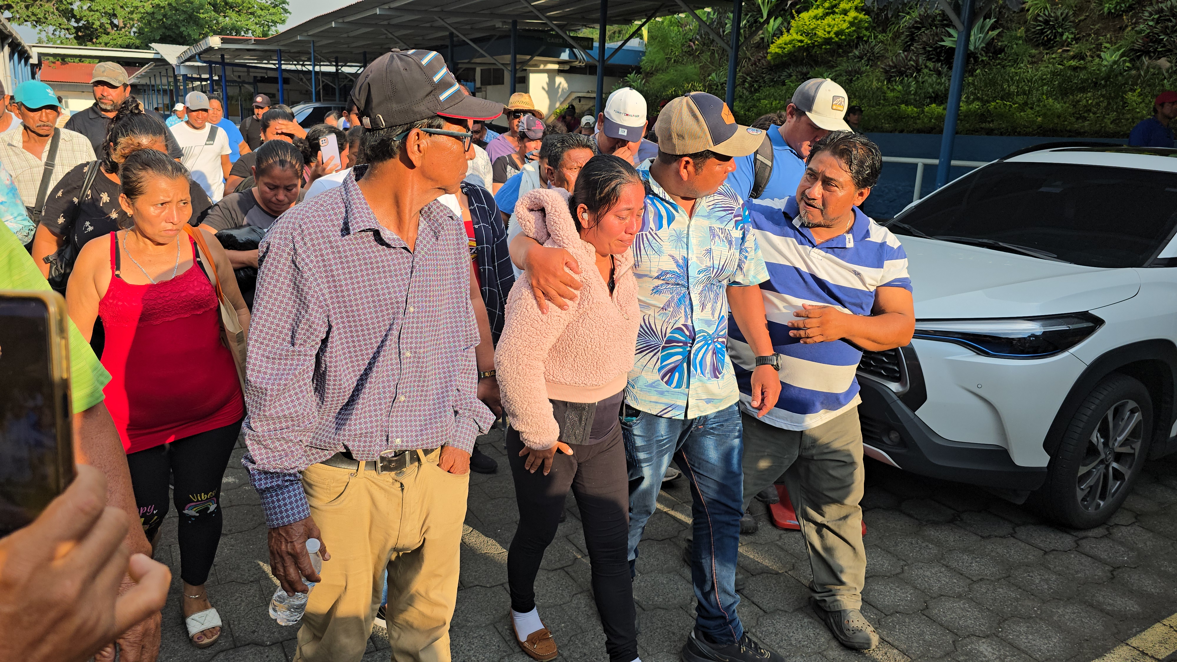 Evelyn Juárez Pérez y familiares salen del IGSS de Escuintla tras rendir declaraciones por el caso del supuesto robo de bebé. (Foto Prensa Libre: Carlos Enrique Paredes)