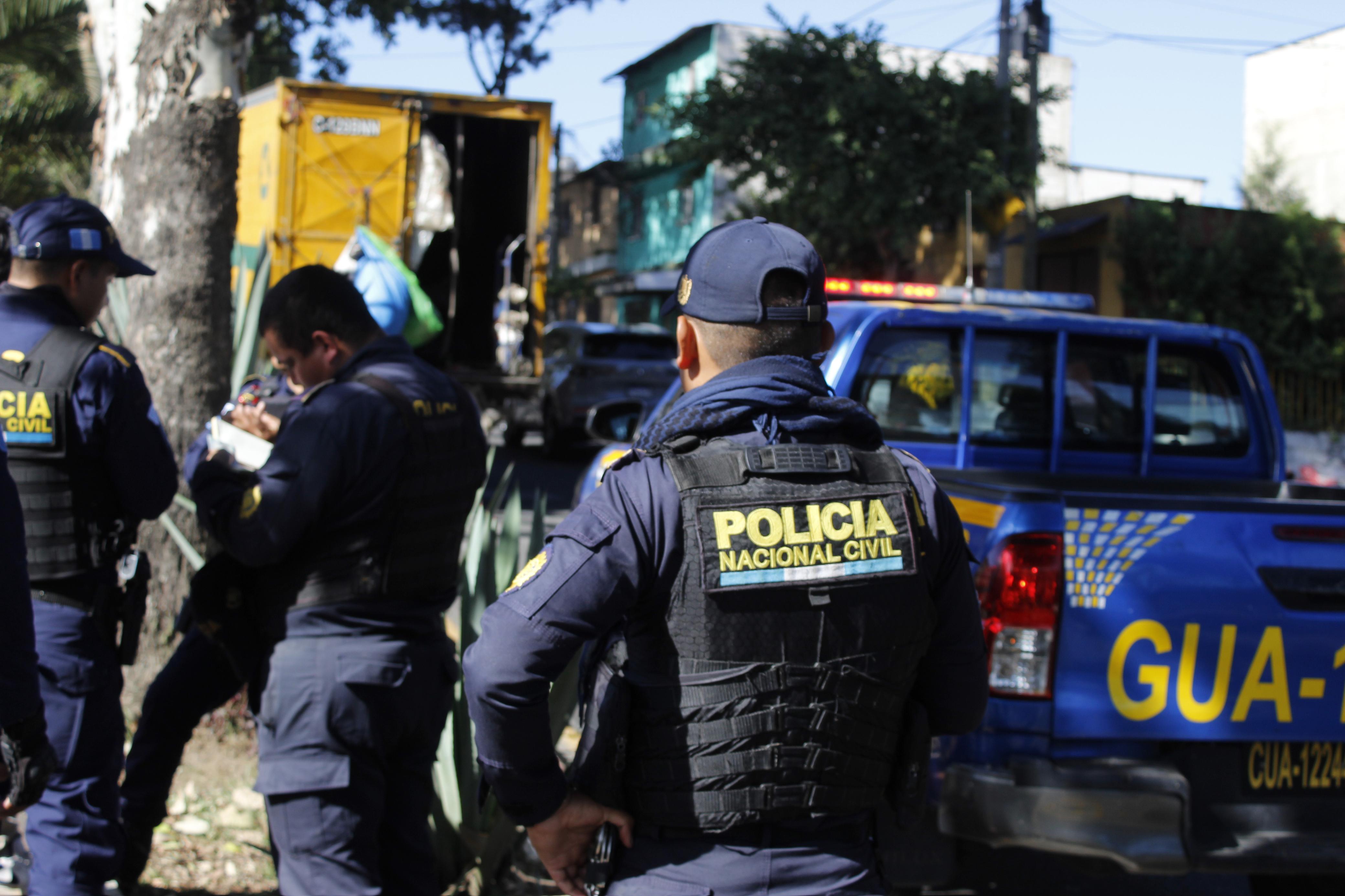 Agentes de la PNC resguardan la escena del crimen en la zona 6 capitalina, donde una persona fue atacada a balazos la noche del miércoles. (Foto Prensa Libre: Kimberly Solares)