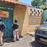 Fachada del inmueble ubicado en la colonia San Carlos Canadá, Escuintla, señalado como refugio de los pandilleros que presuntamente custodiaban a alias “el Lobo”, cabecilla del Barrio 18. (Foto Prensa Libre: PNC)