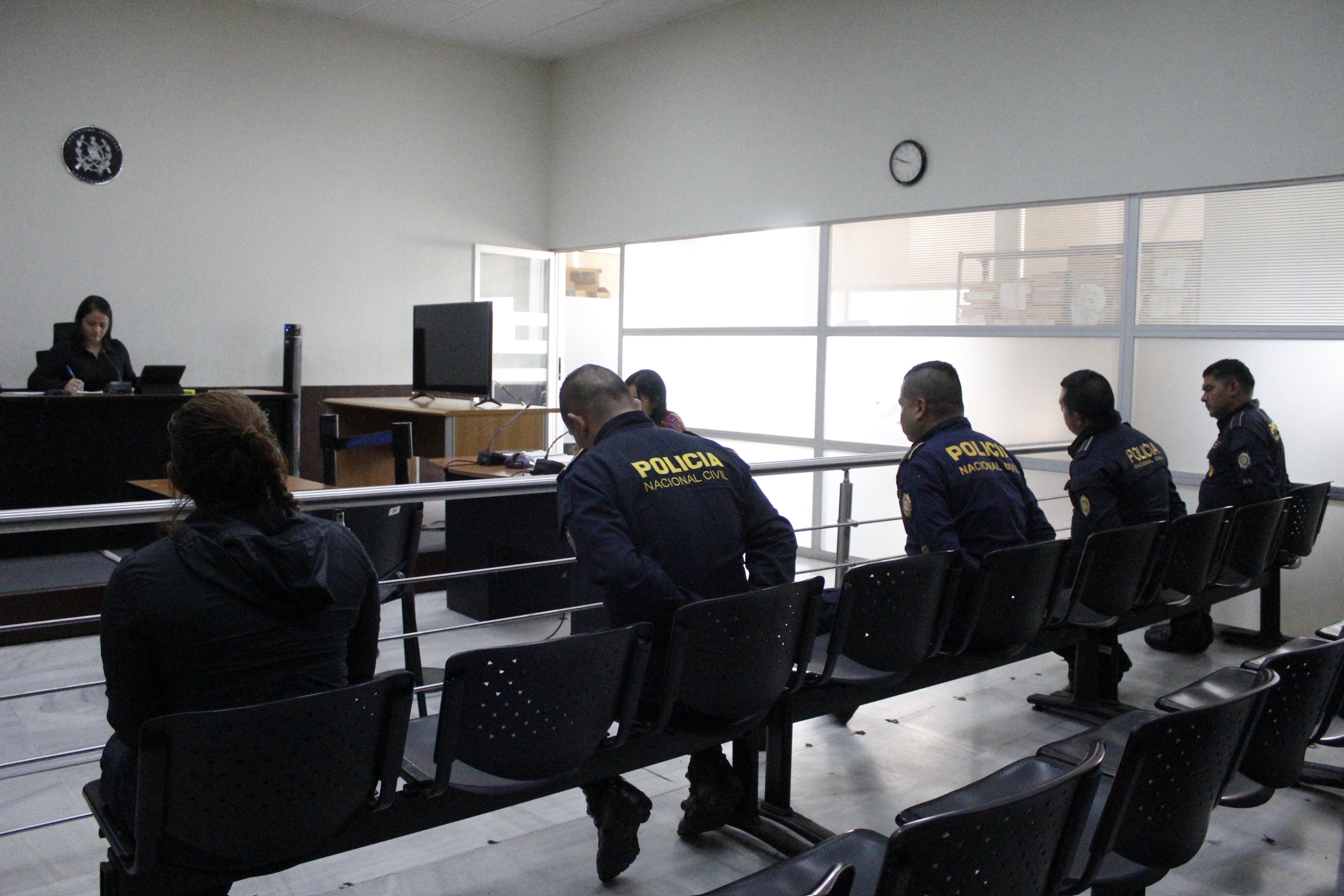 Los cinco agentes de la PNC capturados escuchan la resolución judicial durante la audiencia de primera declaración, en la que dos fueron ligados a proceso por cohecho pasivo. (Foto Prensa Libre: Kimberly Solares)