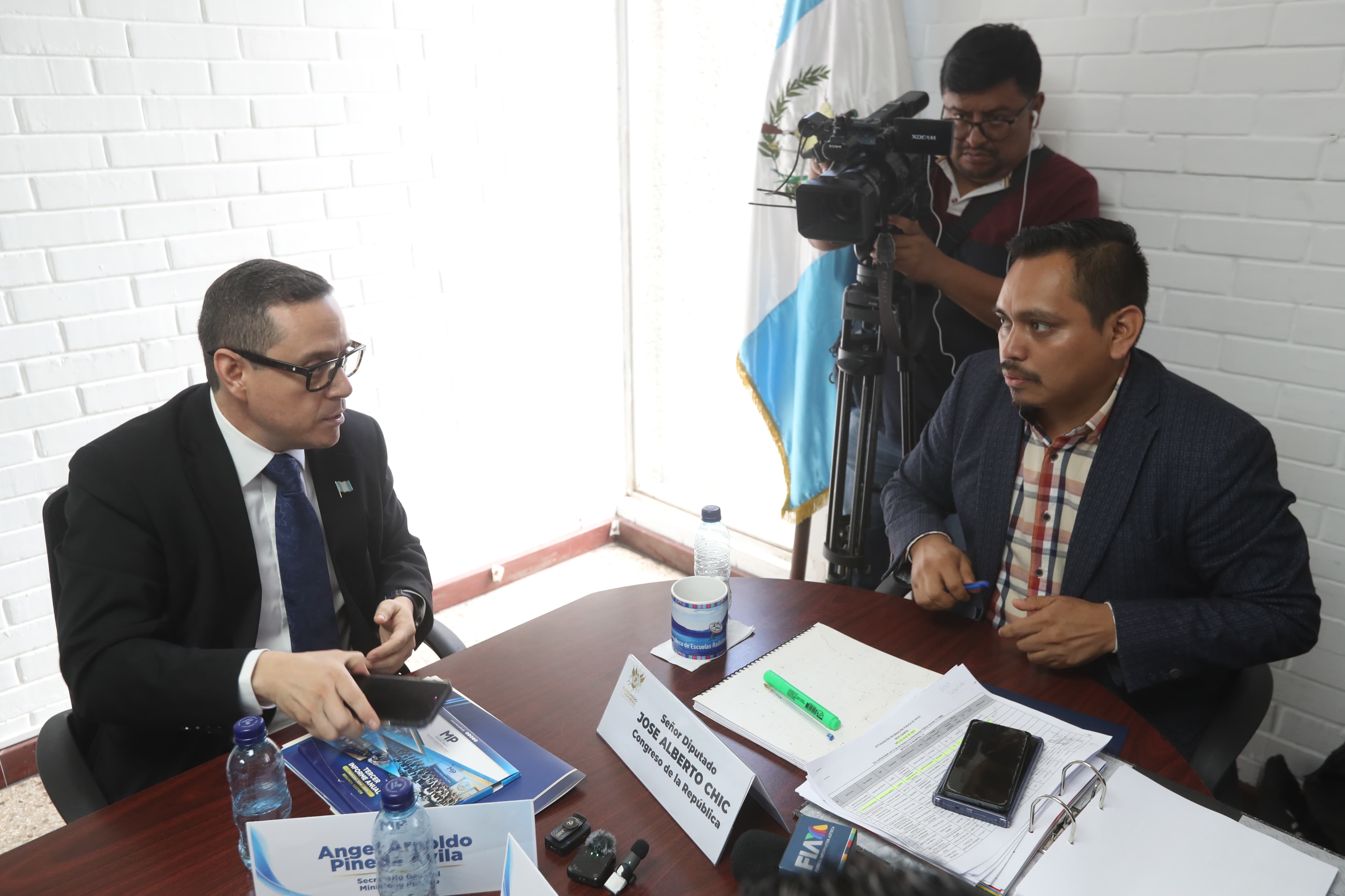 José Chic, subjefe del bloque Vos, cuestiona a Ángel Pineda, secretario general del MP, durante una citación en el Congreso por la ejecución presupuestaria y la reserva de información. (Foto Prensa Libre: Érick Ávila)