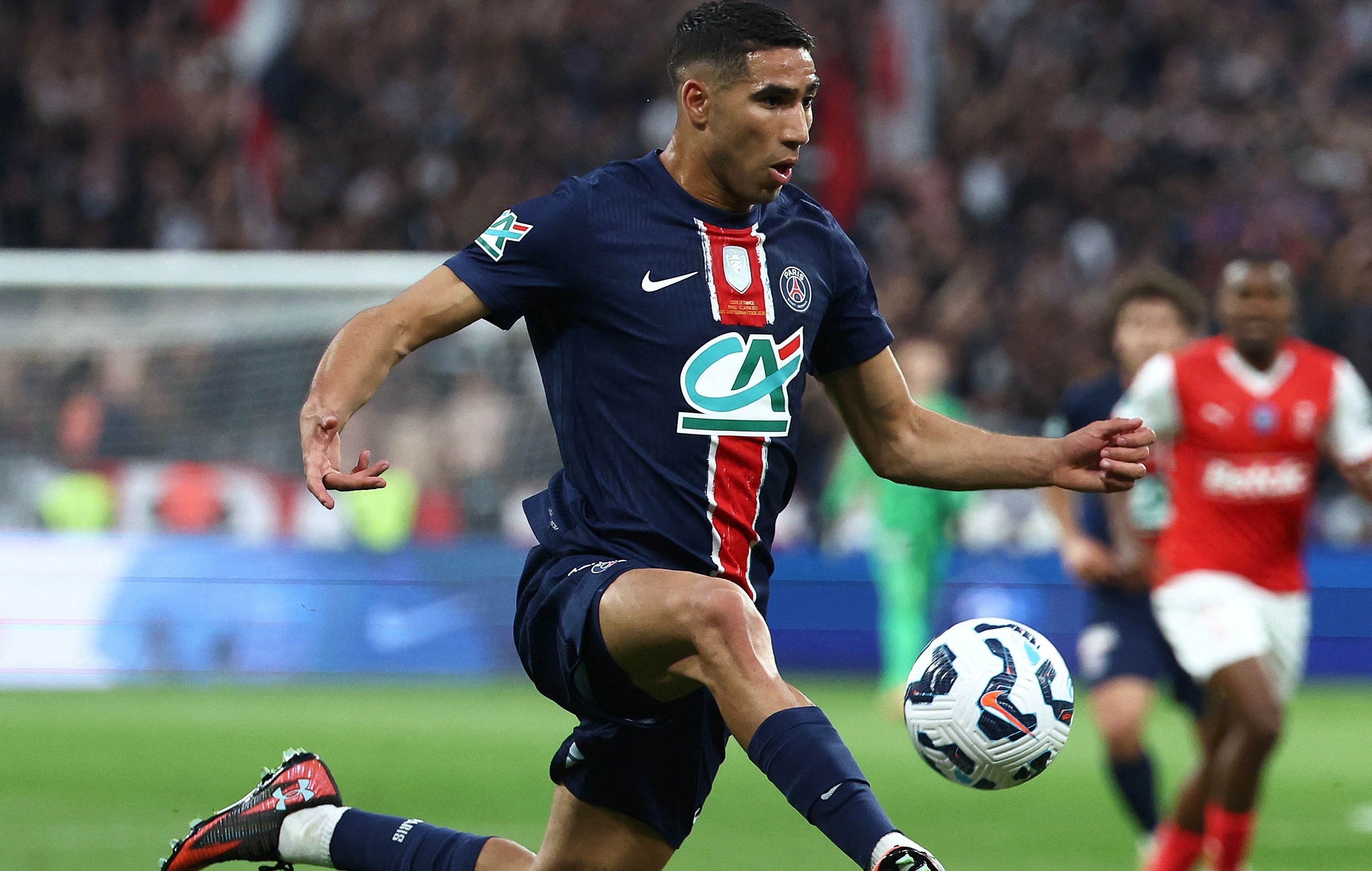 Achraf Hakimi corre por el balón en la final de la Copa de Francia entre PSG y Stade de Reims, el 24 de mayo del 2025.