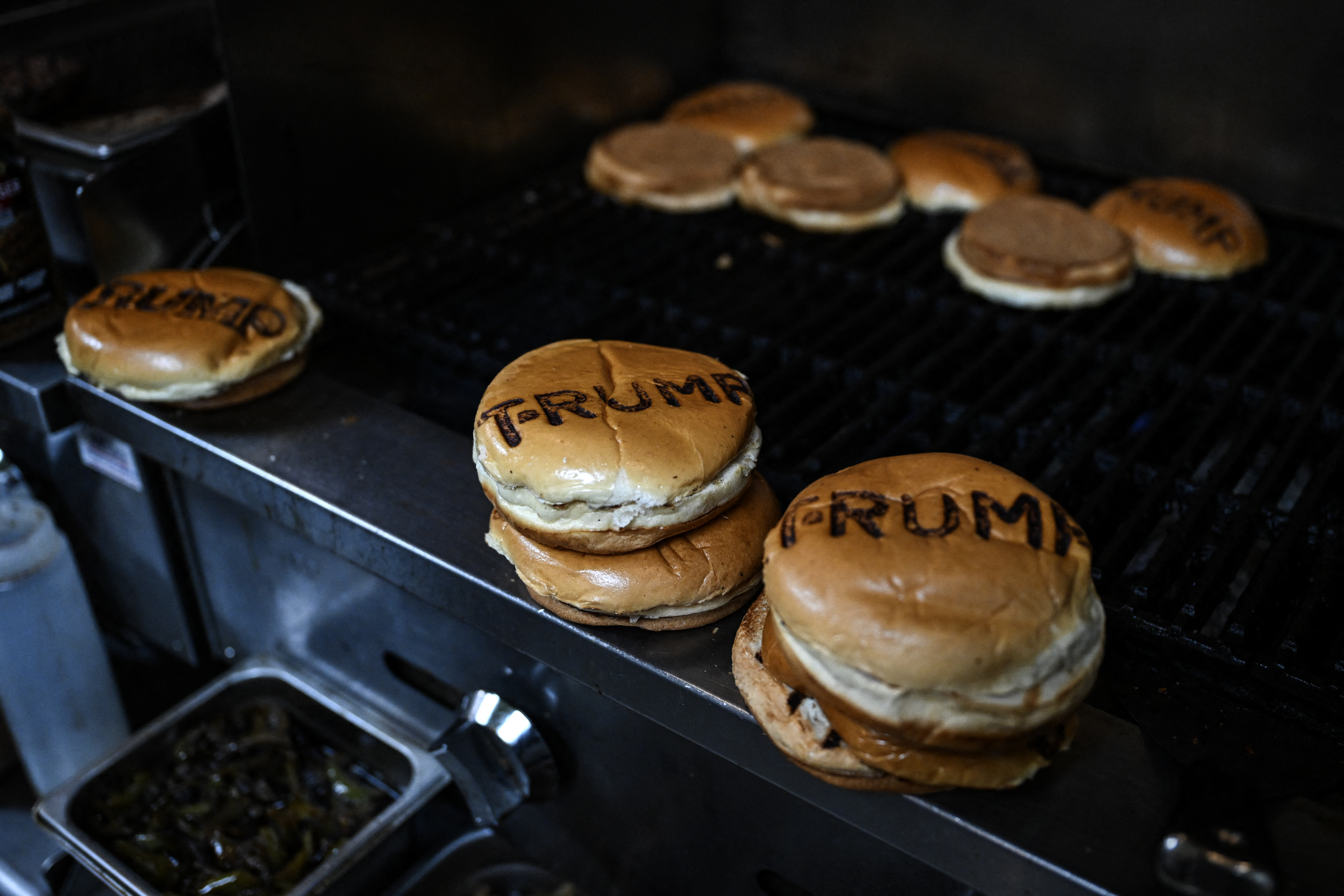 El restaurante Trump Burger, en Bellville, Texas, ofrece hamburguesas con el nombre del presidente estadounidense. (Foto Prensa Libre: AFP)