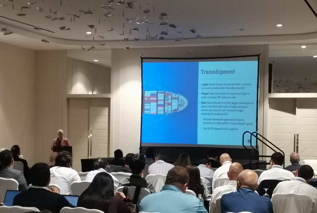 personas escucharon el foto sobre Aranceles entrevista Apparel 2025 Natalie Hanson