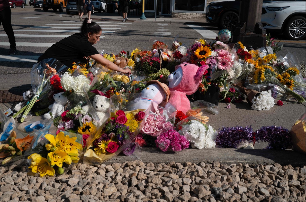 Pobladores dejan arreglos florales y peluches cerca de la escuela católica La Anunciación, en Minneapolis, donde se efectuó el mortal tiroteo. (Foto Prensa Libre: AFP)
