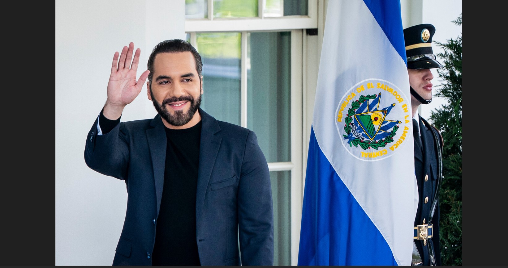 El éxito del presidente Nayib Bukele en el restablecimiento de la seguridad en El Salvador le ha hecho enormemente popular, aun cuando sus tácticas han hecho saltar las alarmas. (Foto Prensa Libre: Haiyun Jiang para The New York Times)
