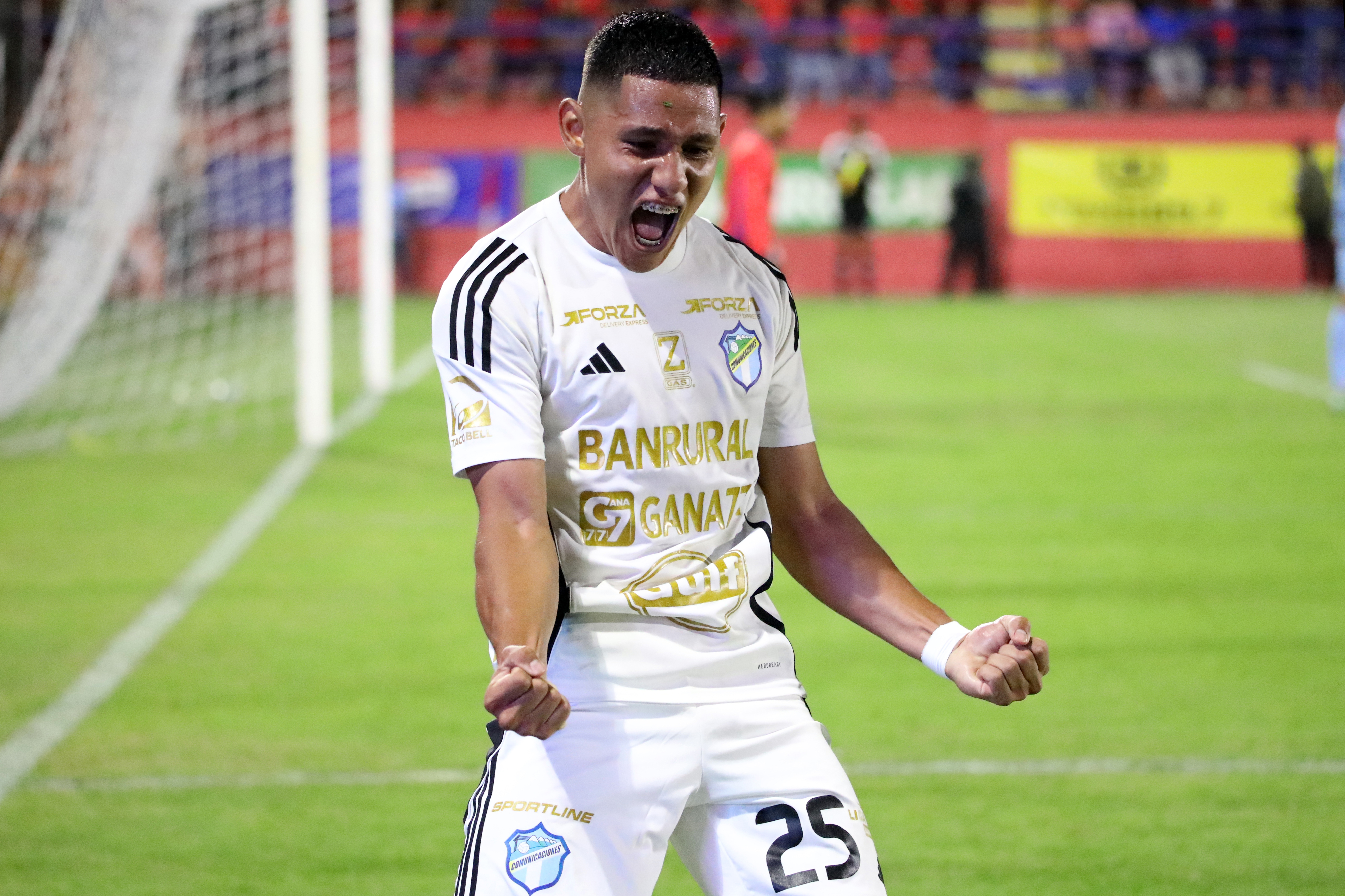 Erick Lemus de Comunicaciones celebra un gol en un partido por la fecha 4 de la Liga Nacional de Guatemala'