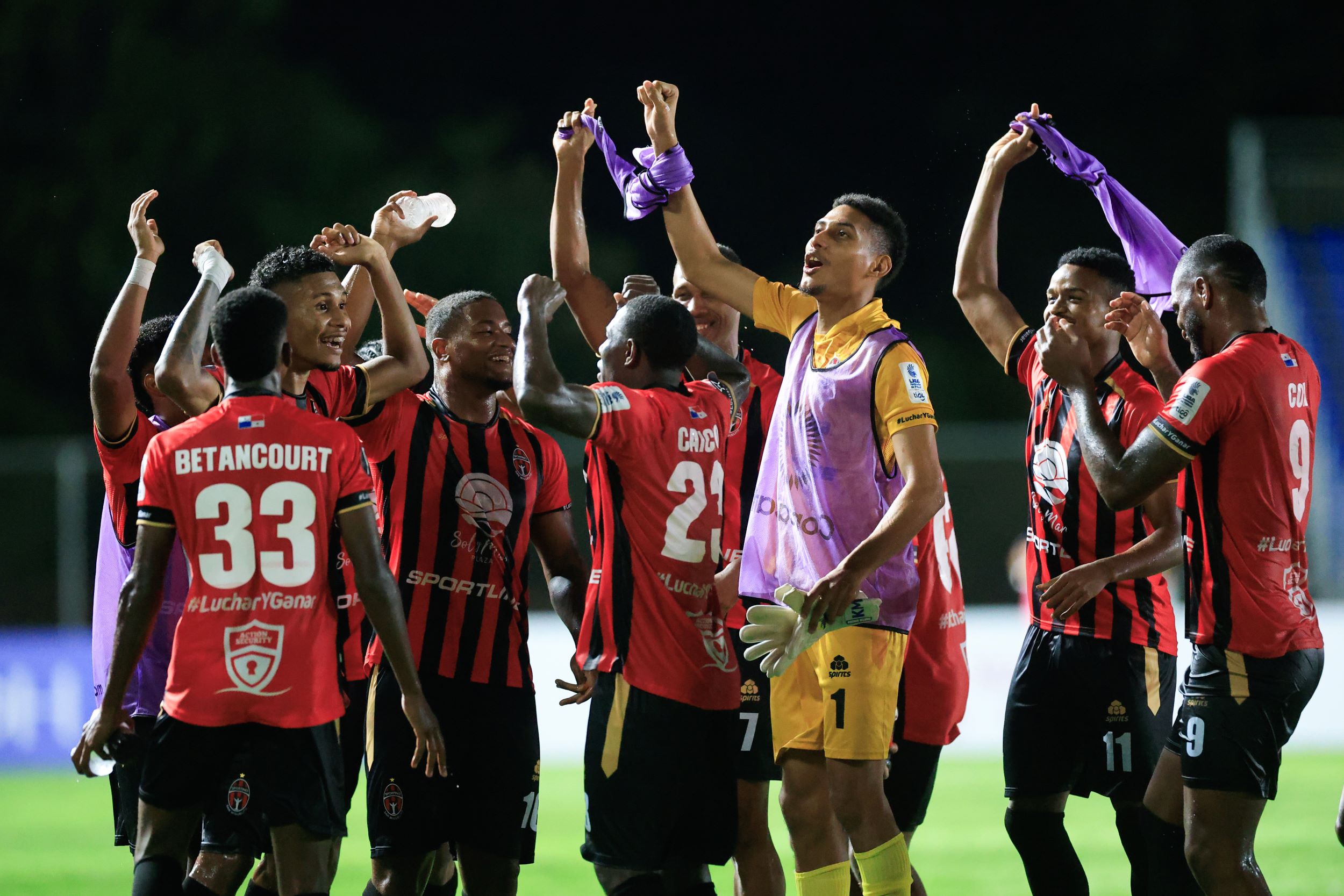 Los jugadores de San Miguelito celebran al finalizar el partido de la fase de grupos de la Copa Centroamericana frente a Herediano. (Foto Prensa Libre: EFE).