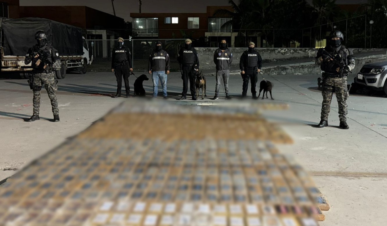 Agentes ecuatorianos inspeccionan los sacos donde hallaron 801 bloques de cocaína, ocultos en un contenedor que salió del puerto Quetzal, en Guatemala, con rumbo a España. (Foto Prensa Libre: Policía de Ecuador)