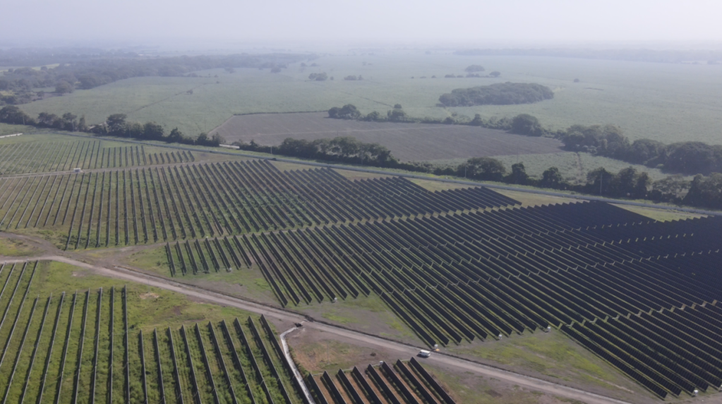 Vista paneles solares Energía Solar planta Magdalena Solar I en La Democracia Escuintla 2 cortesía GM.JPG