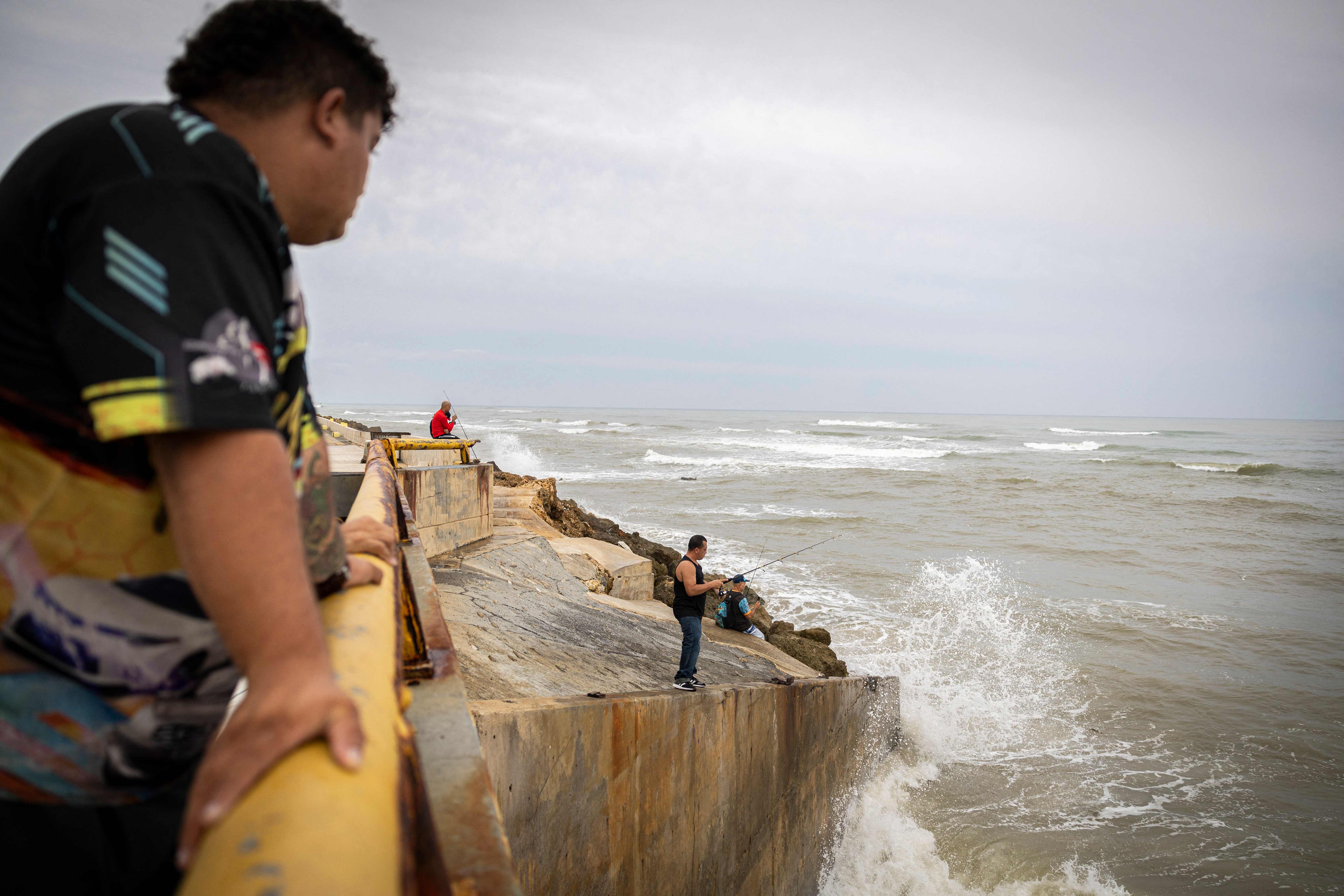 Pescadores aprovechan la crecida del Río Grande de Arecibo en su desembocadura tras el paso del huracán Erin, mientras la lluvia azotaba las islas del Caribe y las autoridades meteorológicas advertían de posibles inundaciones repentinas y deslizamientos de tierra. (Foto Prensa Libre: AFP)
