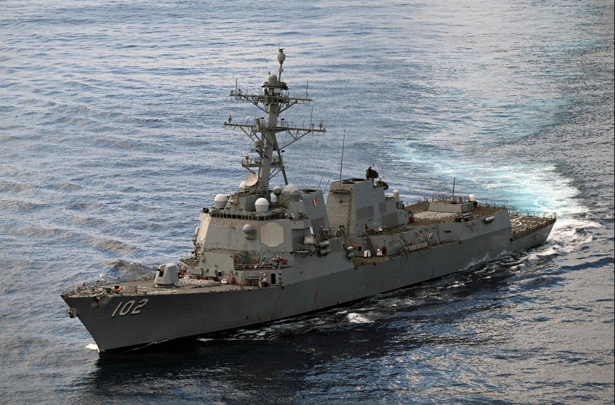 El destructor estadounidense de misiles guiados USS Sampson navega cerca de la costa colombiana en el océano Pacífico el 29 de junio de 2024. (Foto Prensa Libre: AFP)