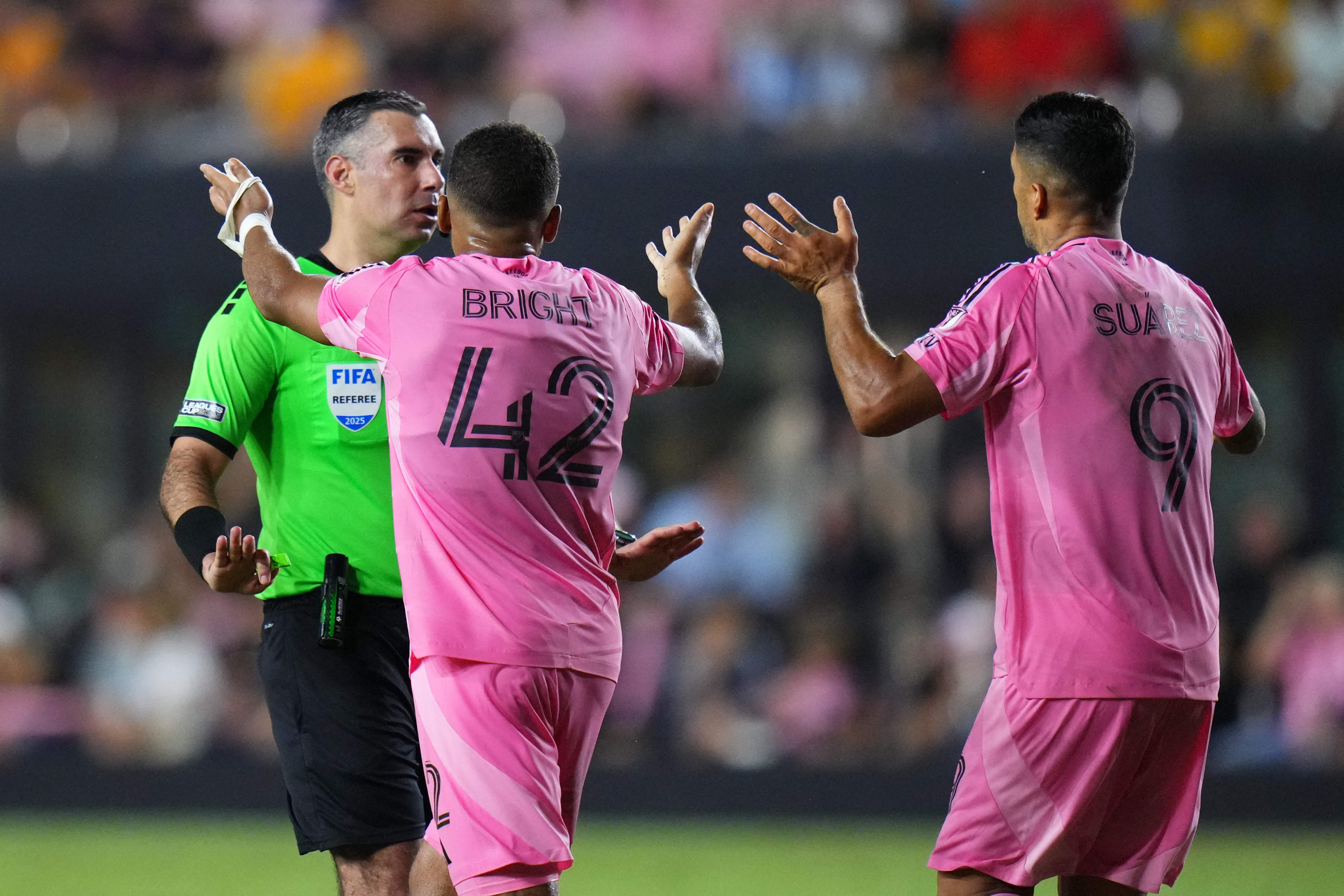 FORT LAUDERDALE, FLORIDA - AUGUST 20: Luis Suárez #9 and Yannick Bright #42 of Inter Miami CF argue with referee Mario Escobar during the Leagues Cup Quarter-final between Inter Miami CF and Tigres UANL at Chase Stadium on August 20, 2025 in Fort Lauderdale, Florida.   Rich Storry/Getty Images/AFP (Photo by Rich Storry / GETTY IMAGES NORTH AMERICA / Getty Images via AFP)