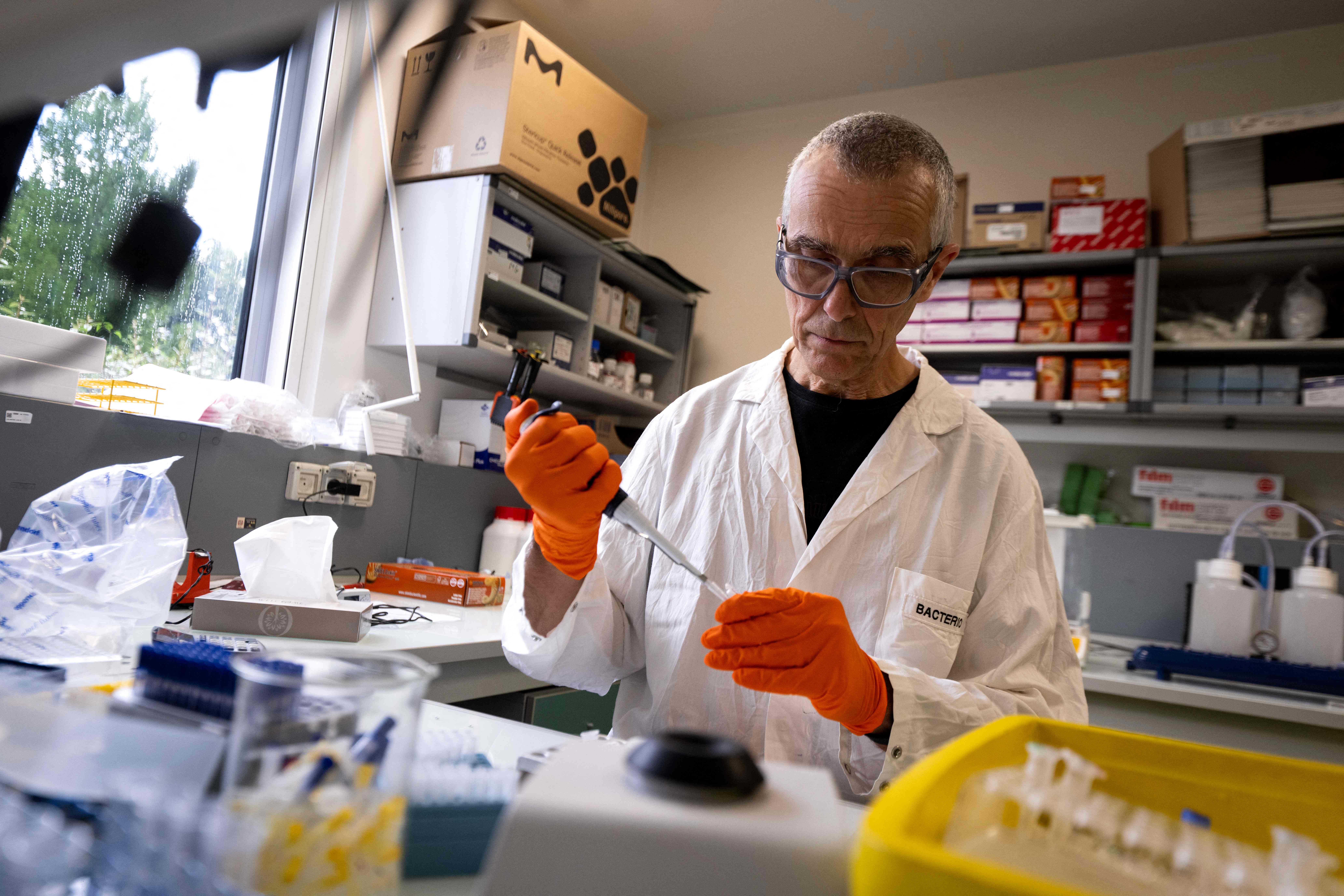 Un técnico de laboratorio prepara enzimas para la elaboración de una vacuna individualizada contra el cáncer (TG4050) en el laboratorio de biología molecular Transgene, en Illkirch-Graffenstaden, este de Francia, el 27 de agosto de 2025. (Foto Prensa Libre; AFP