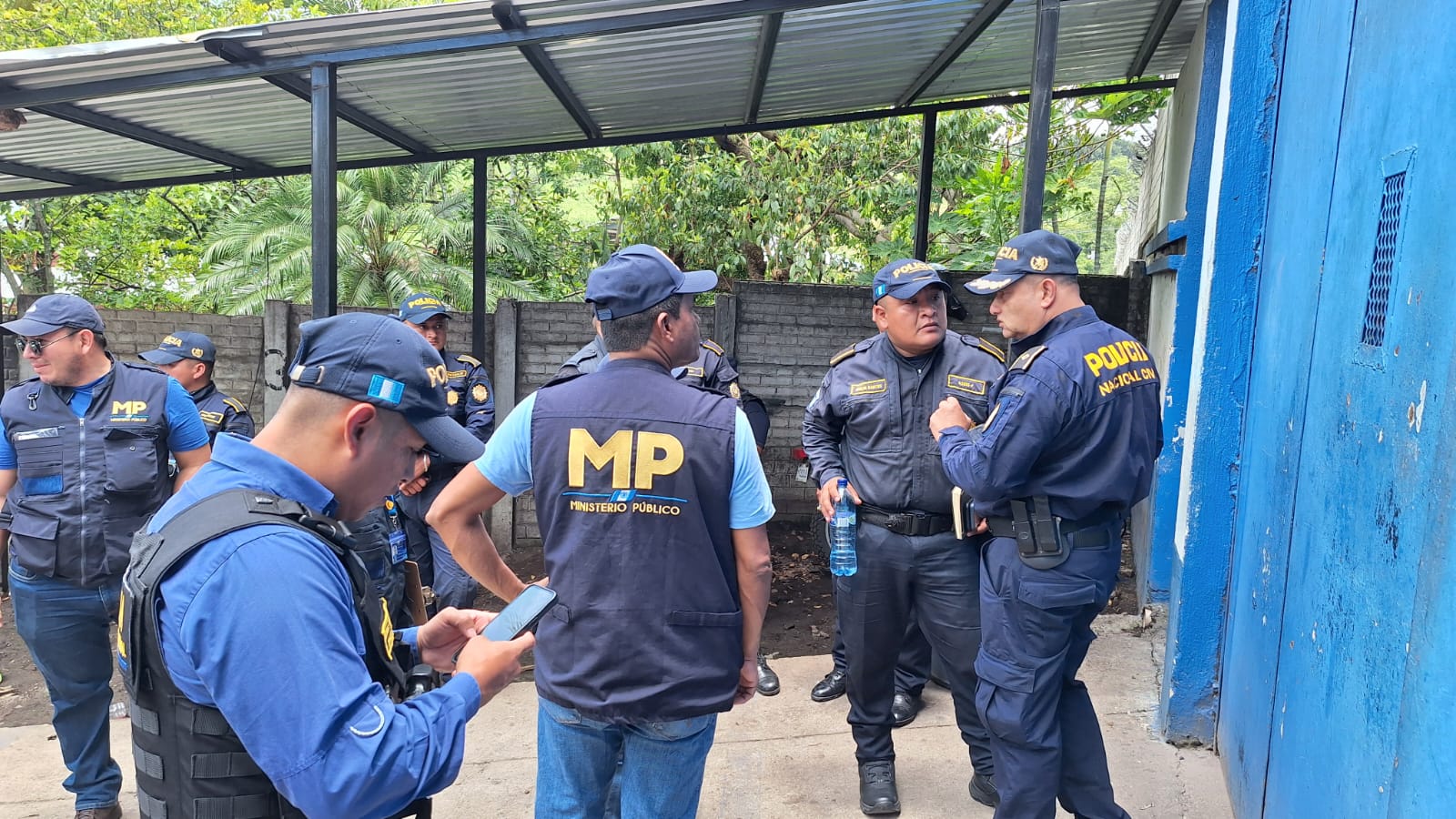 Agentes de la Policía Nacional Civil y del Ministerio Público pretendían trasladar a los cinco reos vinculados al motín en la cárcel El Boquerón, en Cuilapa, Santa Rosa. (Foto Prensa Libre: Policía Nacional Civil). 