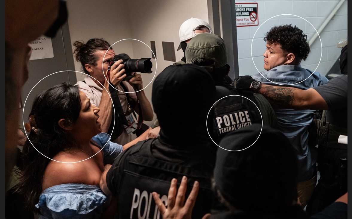 Un equipo de oficiales federales detiene a Carlos Javier López Benítez (derecha), de Paraguay, en la Plaza Federal en Nueva York, el 16 de julio de 2025. (Foto Prensa Libre: Todd Heisler/New York Times).