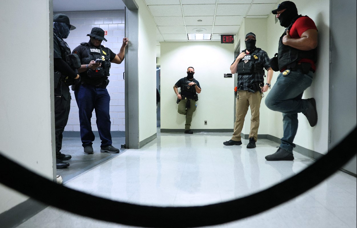 Agentes migratorios esperan dentro de una corte de inmigración en Nueva York, donde cada vez más son capturadas personas que llegan para solventar su situación legal. (Foto Prensa Libre: AFP)