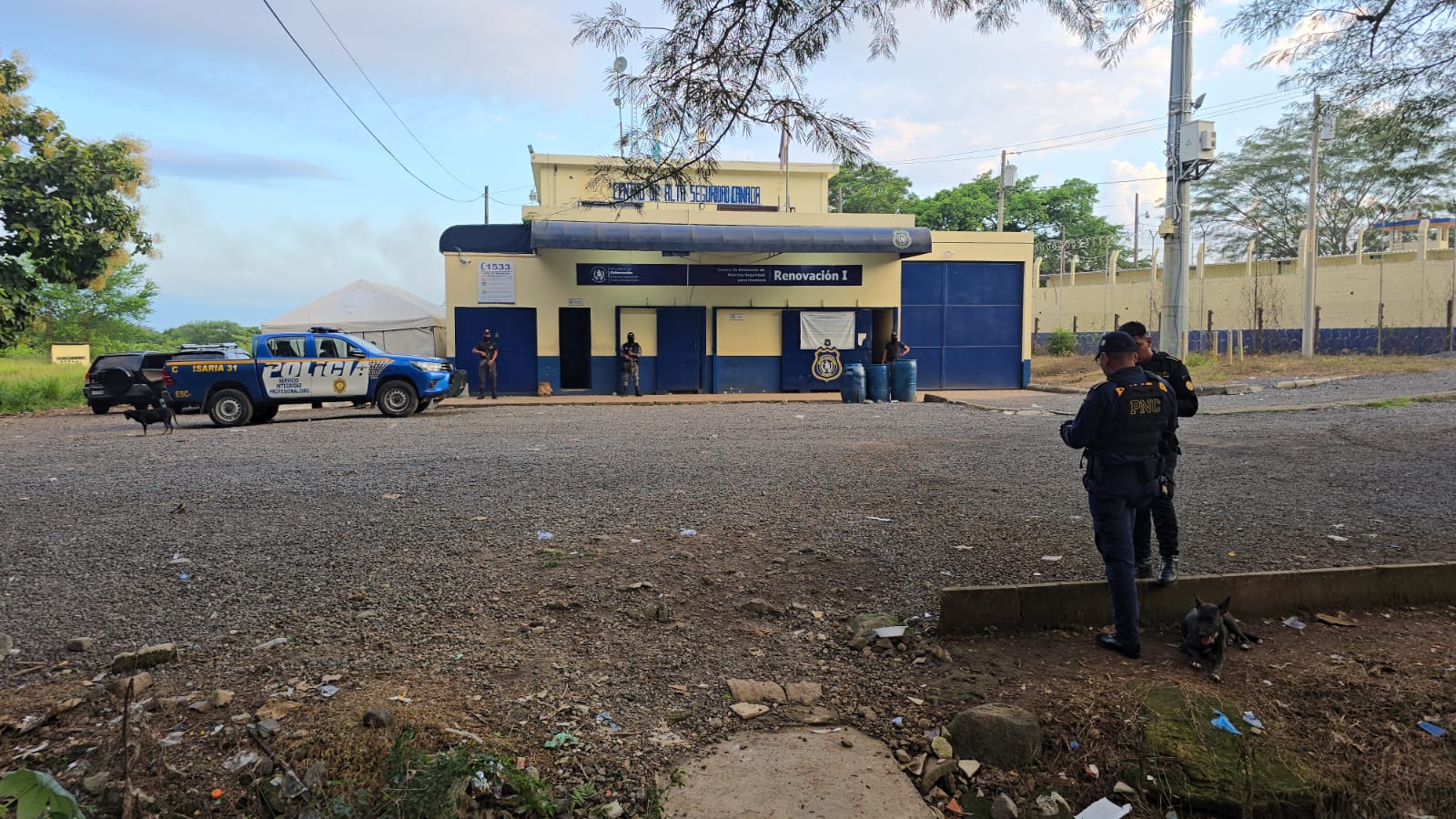 Agentes de la PNC ingresan a la cárcel Renovación 1, en Escuintla, y lanzan gases lacrimógenos para someter a los reos amotinados. (Foto Prensa Libre:)
