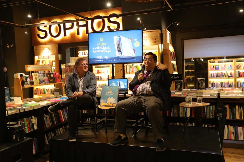 Johann Melchor en la presentación de Las calles de Antigua Guatemala
