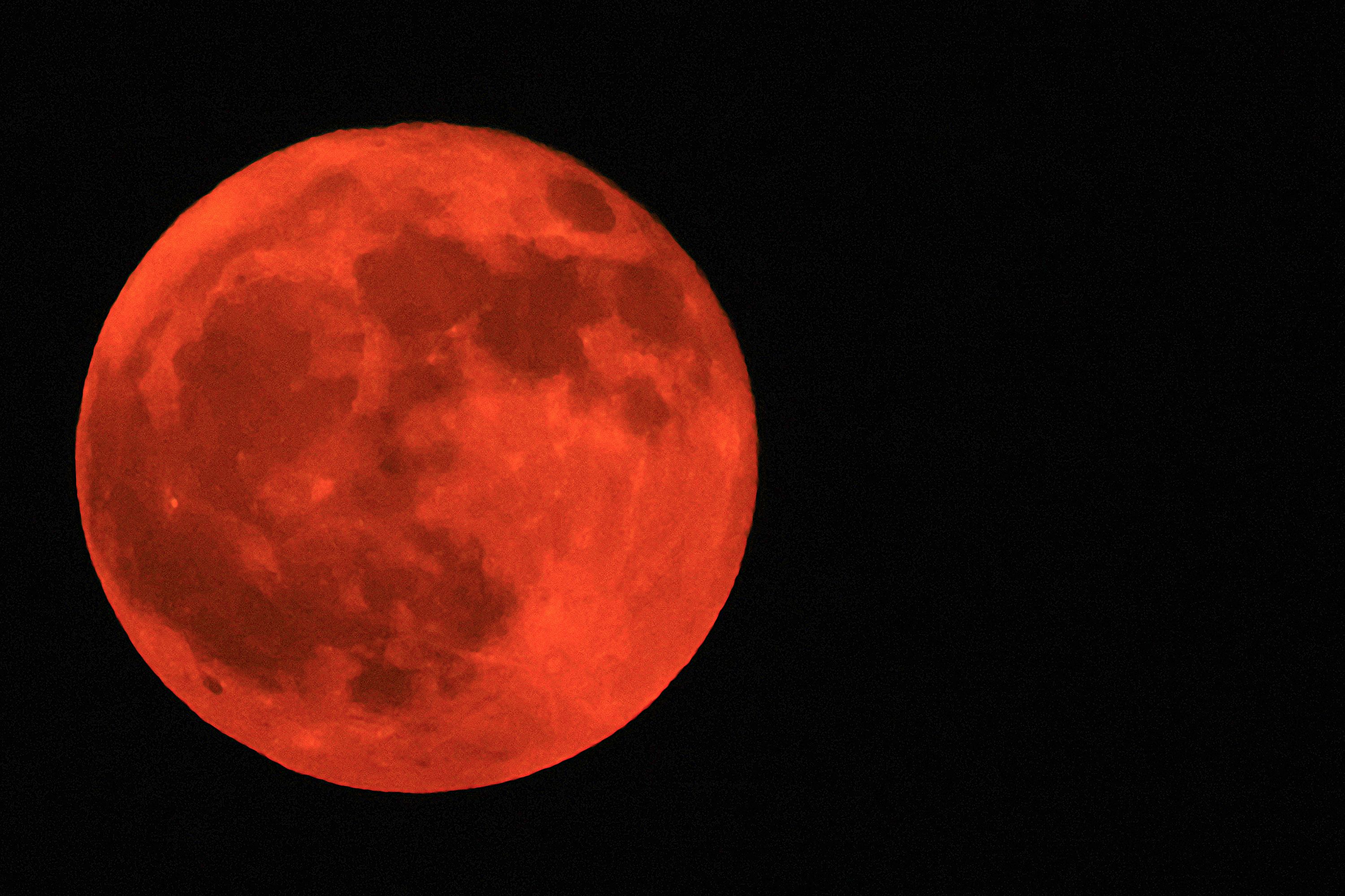 Superluna visible en el cielo nocturno, mostrando el aumento aparente de tamaño de la Luna durante su acercamiento a la Tierra.