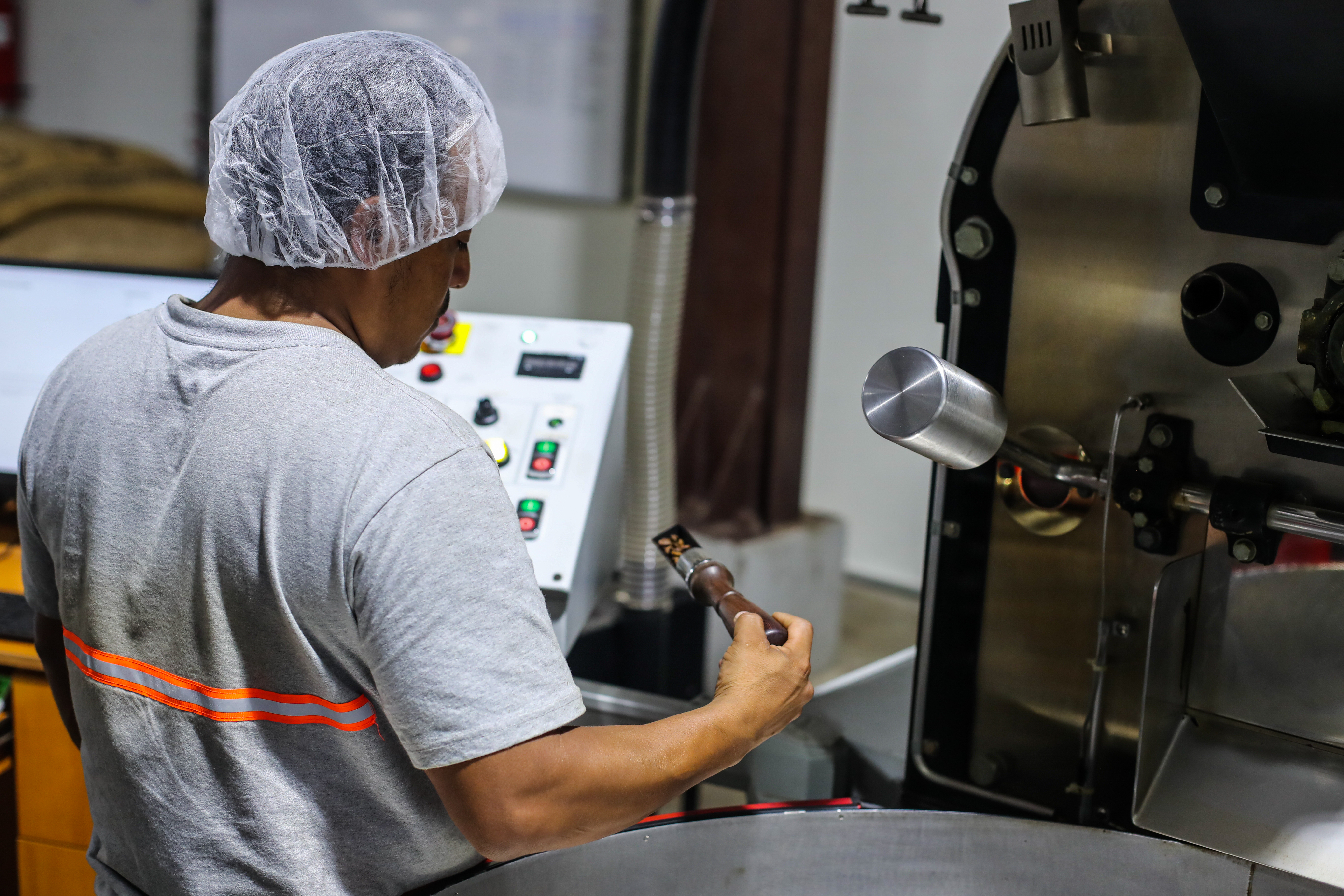 GNSD, AGROIMPACT. Se realiz una visita a una finca cafetalera de la marca, Real Caf, quienes importan su producto a los Estados Unidos y ahora a Europa. La temtica del reportaje es sobre las certificaciones verdes que exige la Unin Europea para poder exportar producto. En la imagen, finca de caf, rea de tostadura, molienda y empaquetacin del caf.Juan Diego Gonzlez.  120825