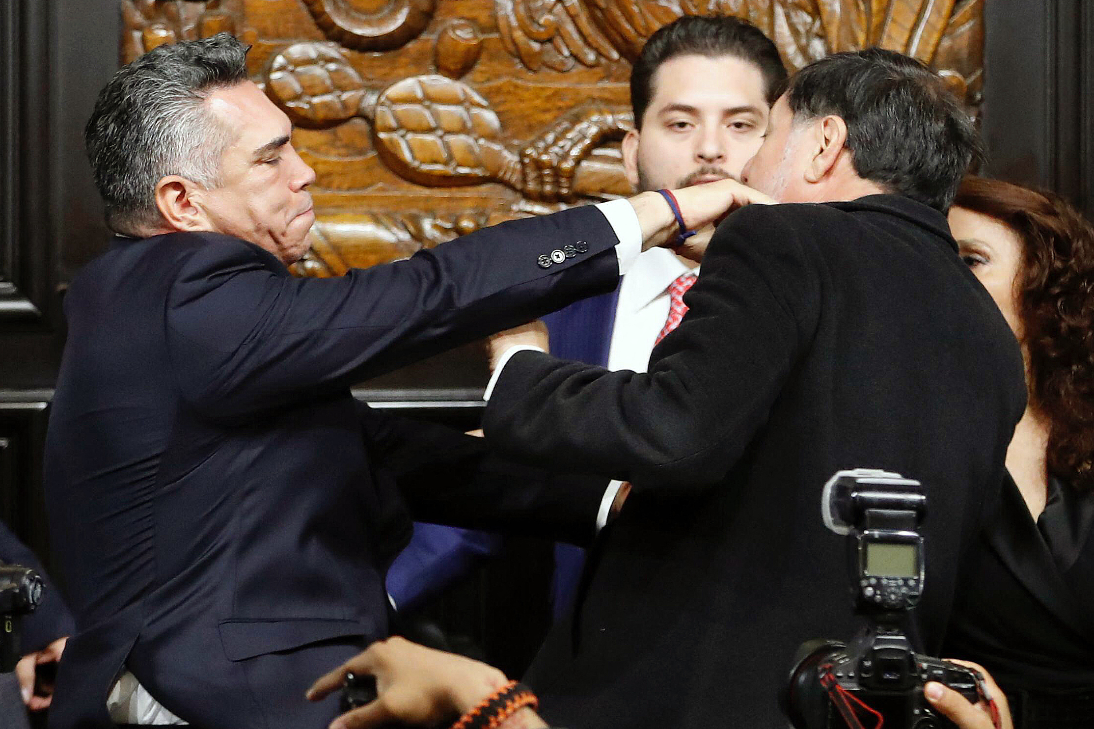 Los senadores Alejandro Moreno –izquierda– y su homólogo Gerardo Fernández Noroña se enfrentan durante una sesión del Senado mexicano este 27 de agosto. (Foto Prensa Libre: AFP)