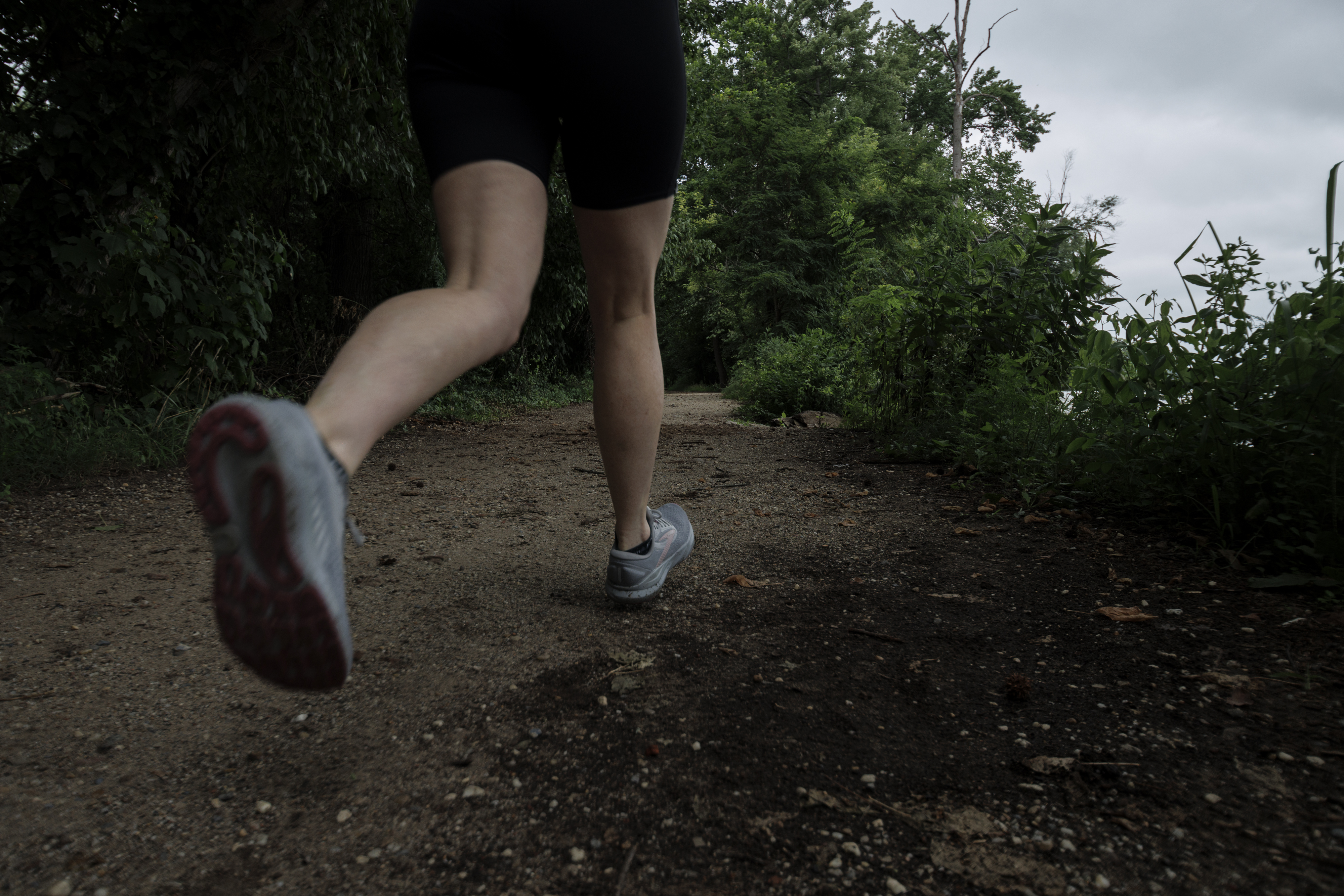 Laura Linville, una corredora de maratón con amplia experiencia que participó en un estudio para investigar una posible correlación entre las carreras de larga distancia y el cáncer de colon, en Alexandria (Virginia), el 1 de agosto de 2025. El pequeño estudio preliminar reveló que los maratonistas eran mucho más propensos a tener crecimientos precancerosos. «Me sorprendió, porque uno pensaría que correr es muy saludable», dijo Linville, de 47 años, quien descubrió que tenía siete pólipos, algunos de ellos grandes. (Foto Prensa Libre: Moriah Ratner/The New York Times)
