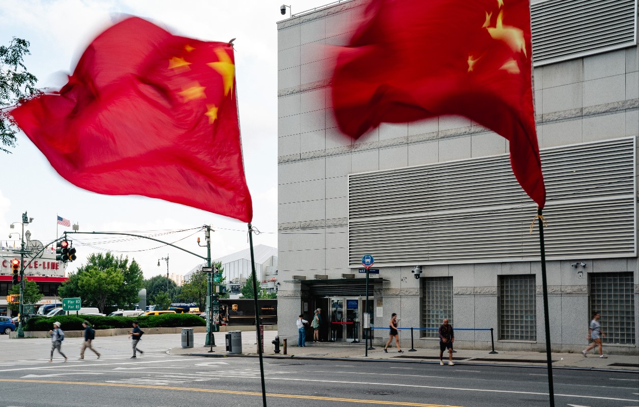 Banderas ondean fuera del Consulado General de China en Manhattan, Nueva York,  EE. UU. (Foto Prensa Libre: Shuran Huang for The New York Times)