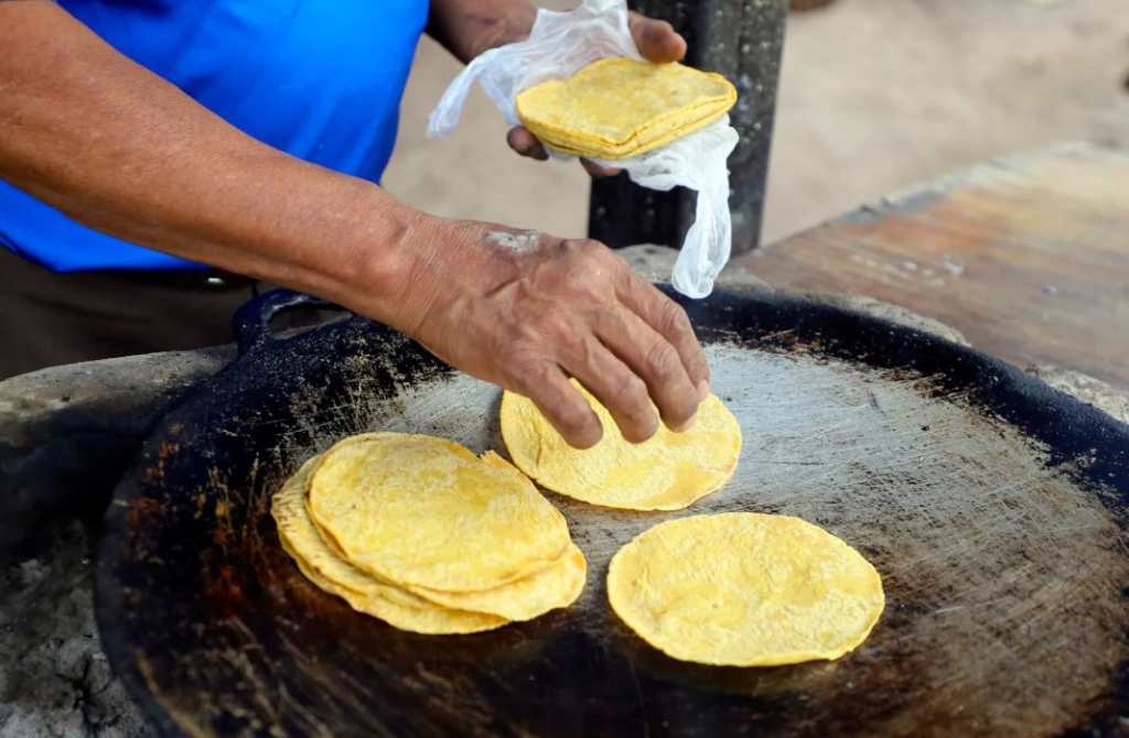 Tortillas de maíz en el comal