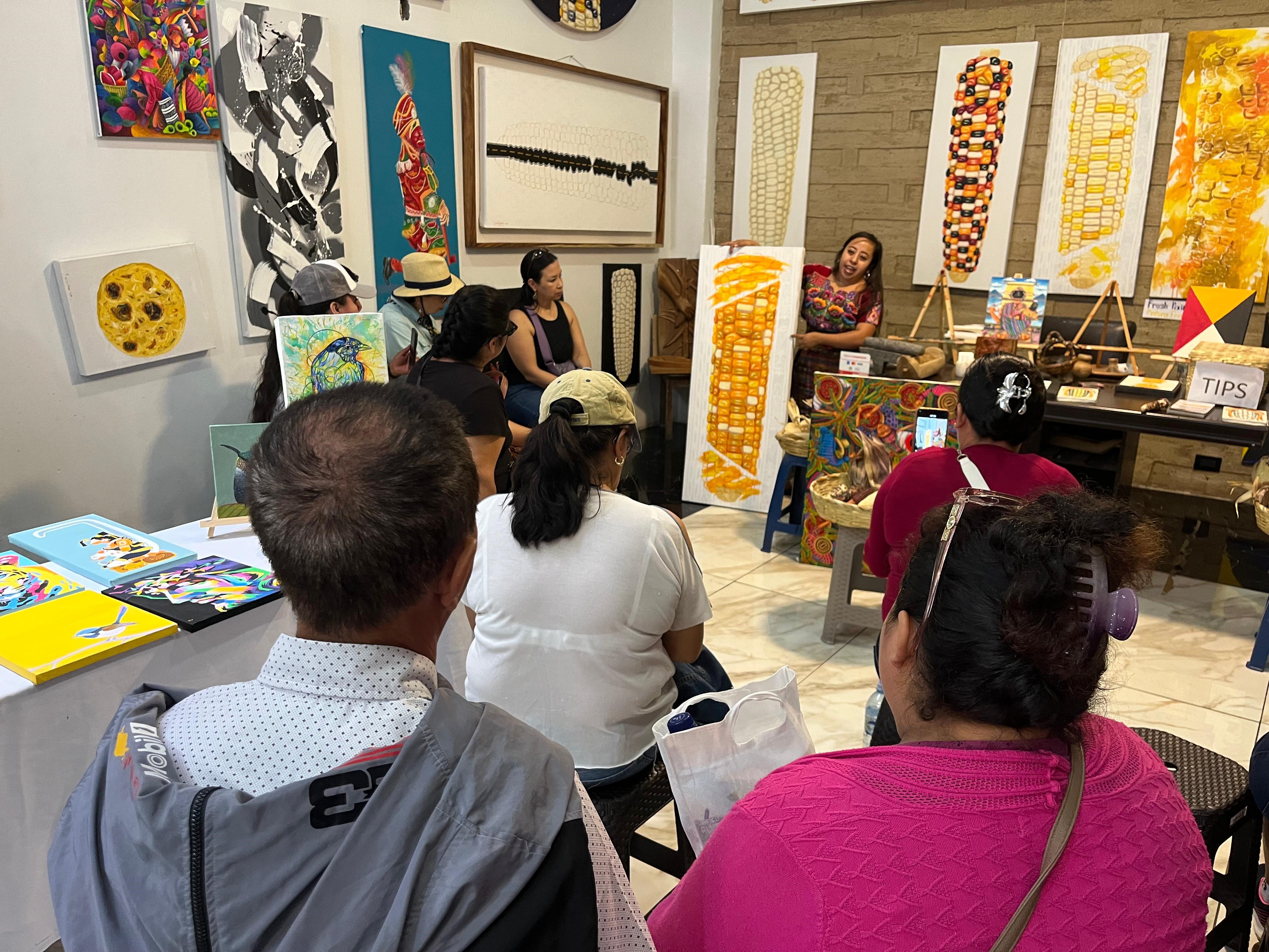 Turismo Rural personas observan una galería de arte en un destino turístico