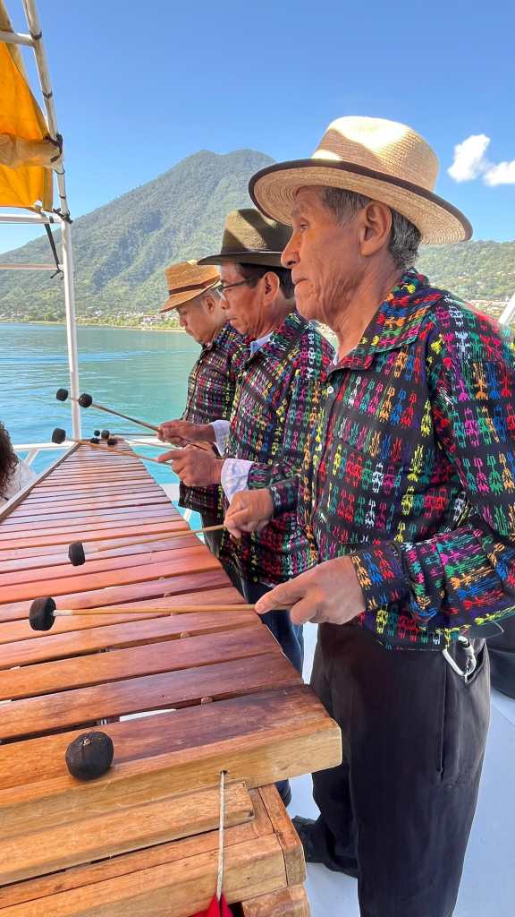tour por el lago de Atitlán personas tocando marimba
