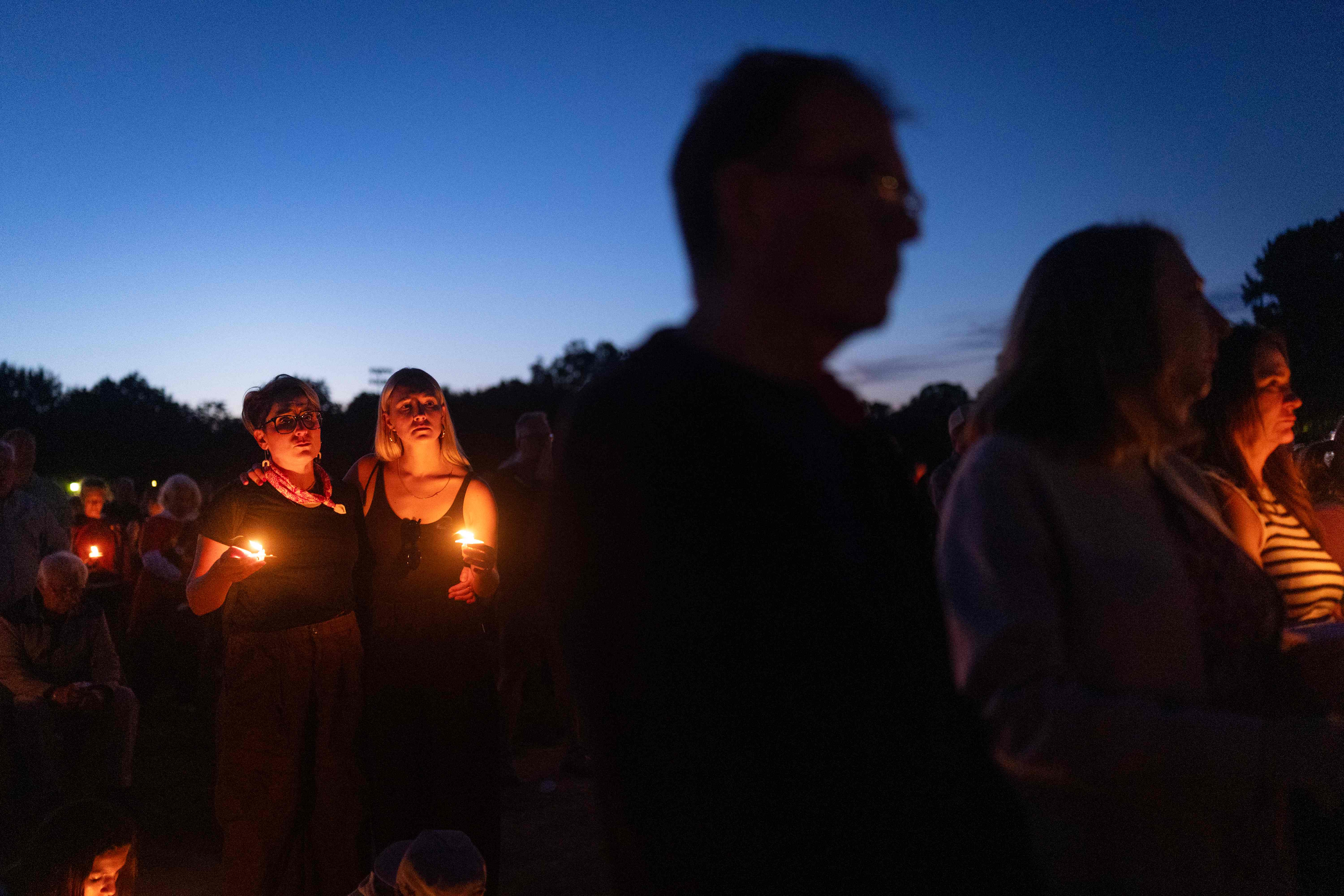 Grupos de personas asiste a una vigilia en Lynnhurst Park para llorar a los fallecidos y rezar por los heridos después de que un hombre armado abriera fuego contra los alumnos de una escuela católica en Minneapolis. (Foto Prensa Libre: AFP)