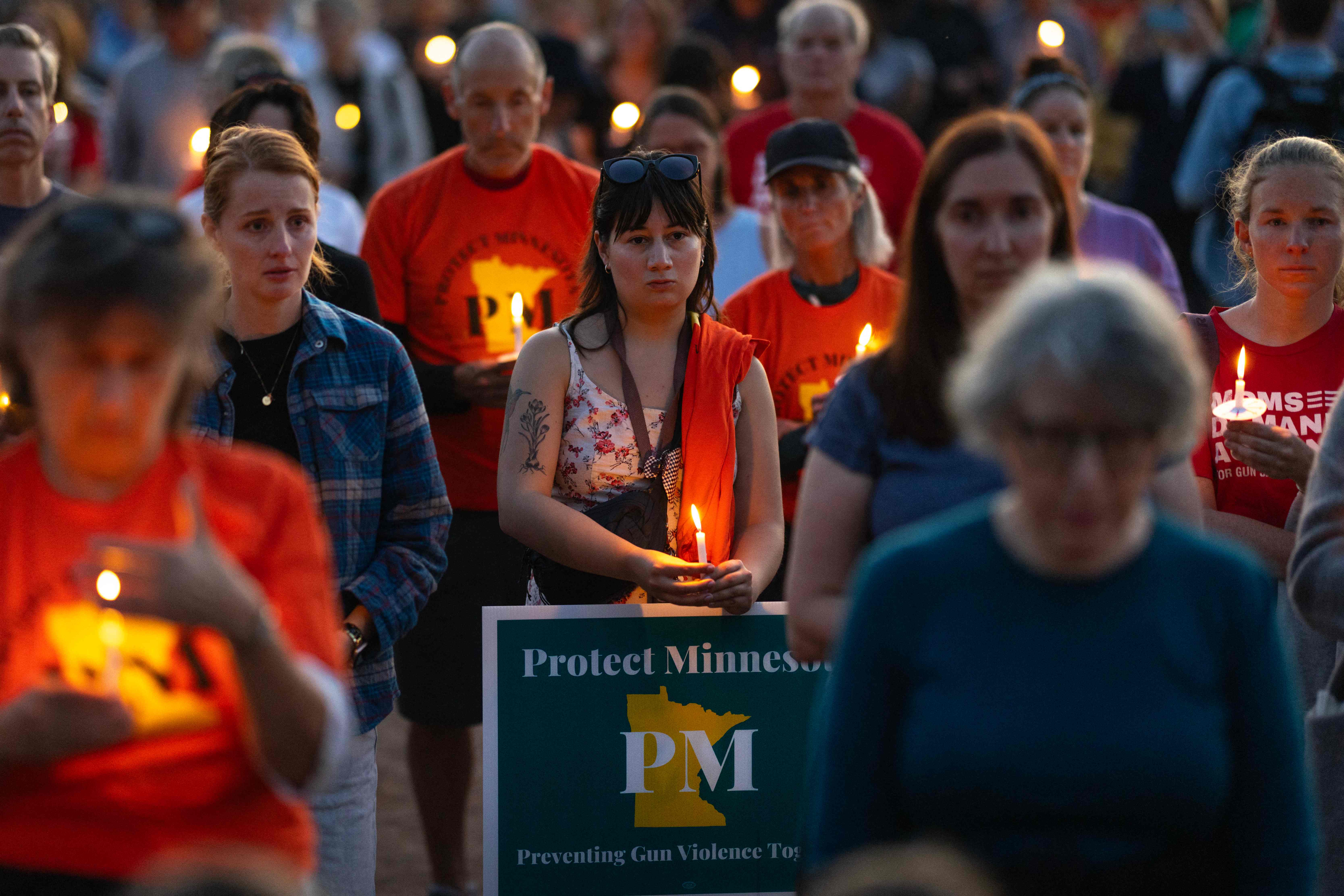 Velas encendidas iluminan la entrada de la escuela católica tras el trágico tiroteo. (Foto Prensa Libre: AFP)