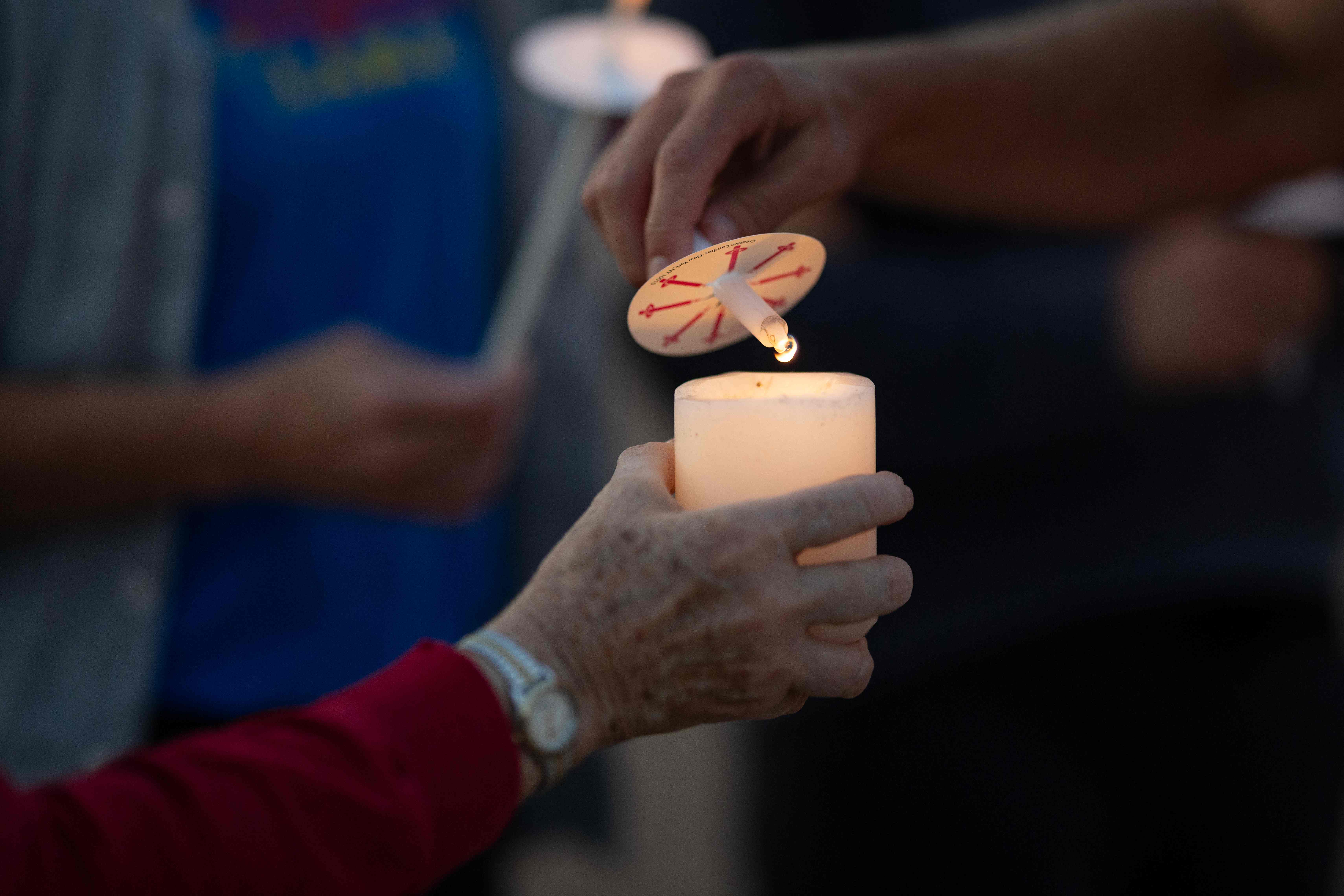 Decenas de veladoras fueron encendidas en memoria de las víctimas del tiroteo en la escuela católica de Minneapolis. (Foto Prensa Libre: AFP)