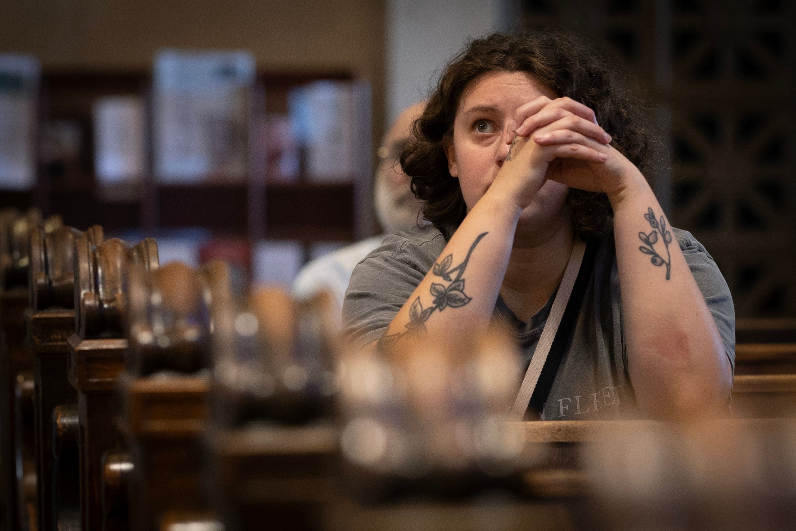 Vecinos asiste a un servicio religioso por la paz y la sanación en la Catedral de St. Paul, celebrado para recordar el tiroteo de ayer en la Iglesia Católica de la Anunciación en Mineápolis, Minnesota, Estados Unidos. (Foto Prensa Libre: AFP)