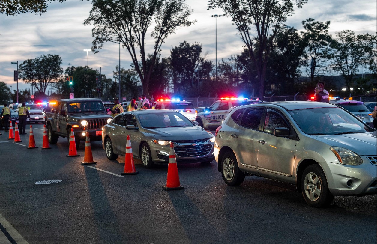 Un operativo policial  conjunto en Washington, modelo de operaciones que Trump quiere implementar en otras ciudades santuario. (Foto Prensa Libre: AFP)