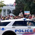 Grupos protestan contra las políticas de Trump, en Washington D. C. (Foto Prensa Libre: AFP)