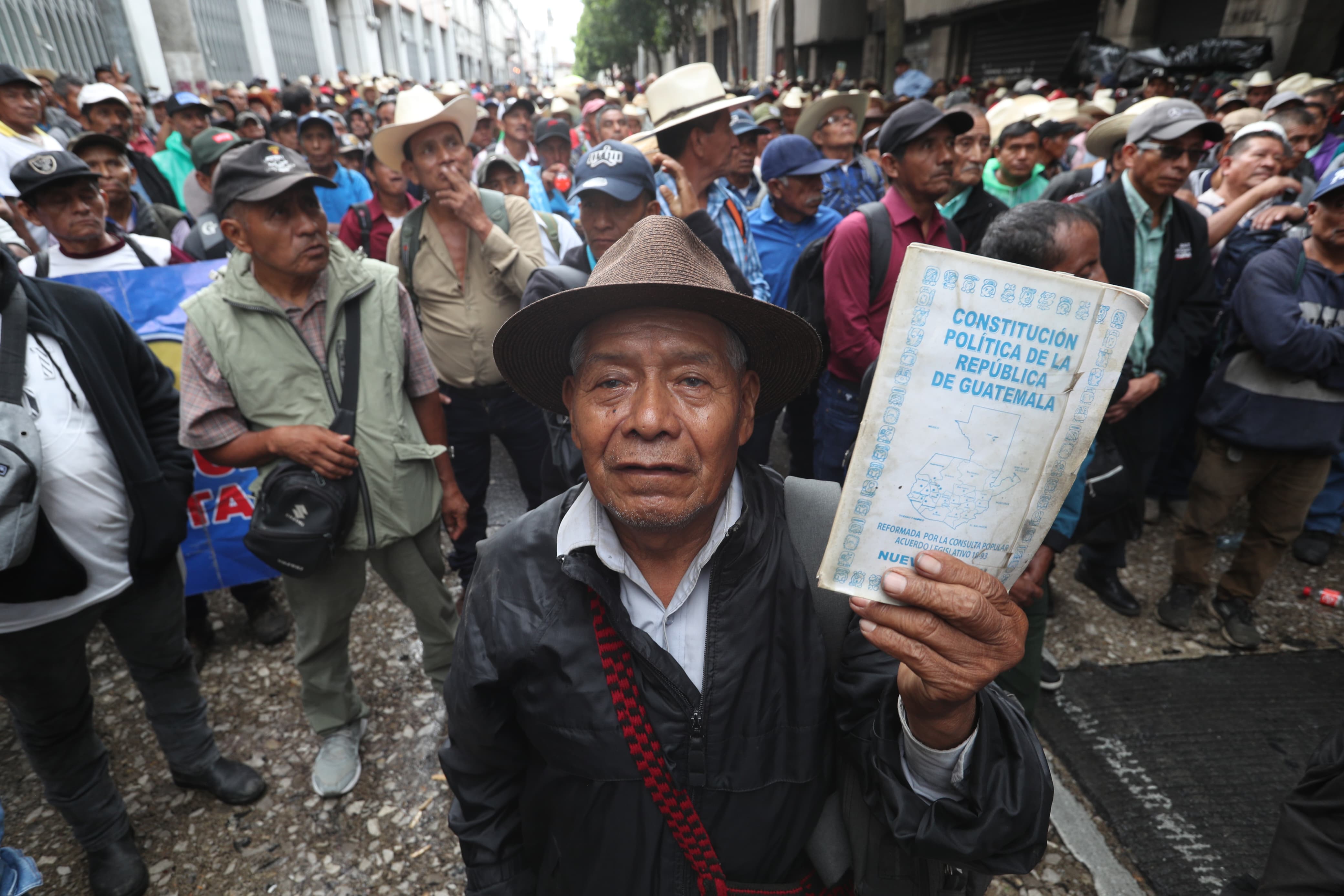 Un grupo identificado como expatrulleros de autodefensa civil (exPac) se instala frente al Congreso a exigir más beneficios económicos. (Foto Prensa Libre: Byron Baiza)
